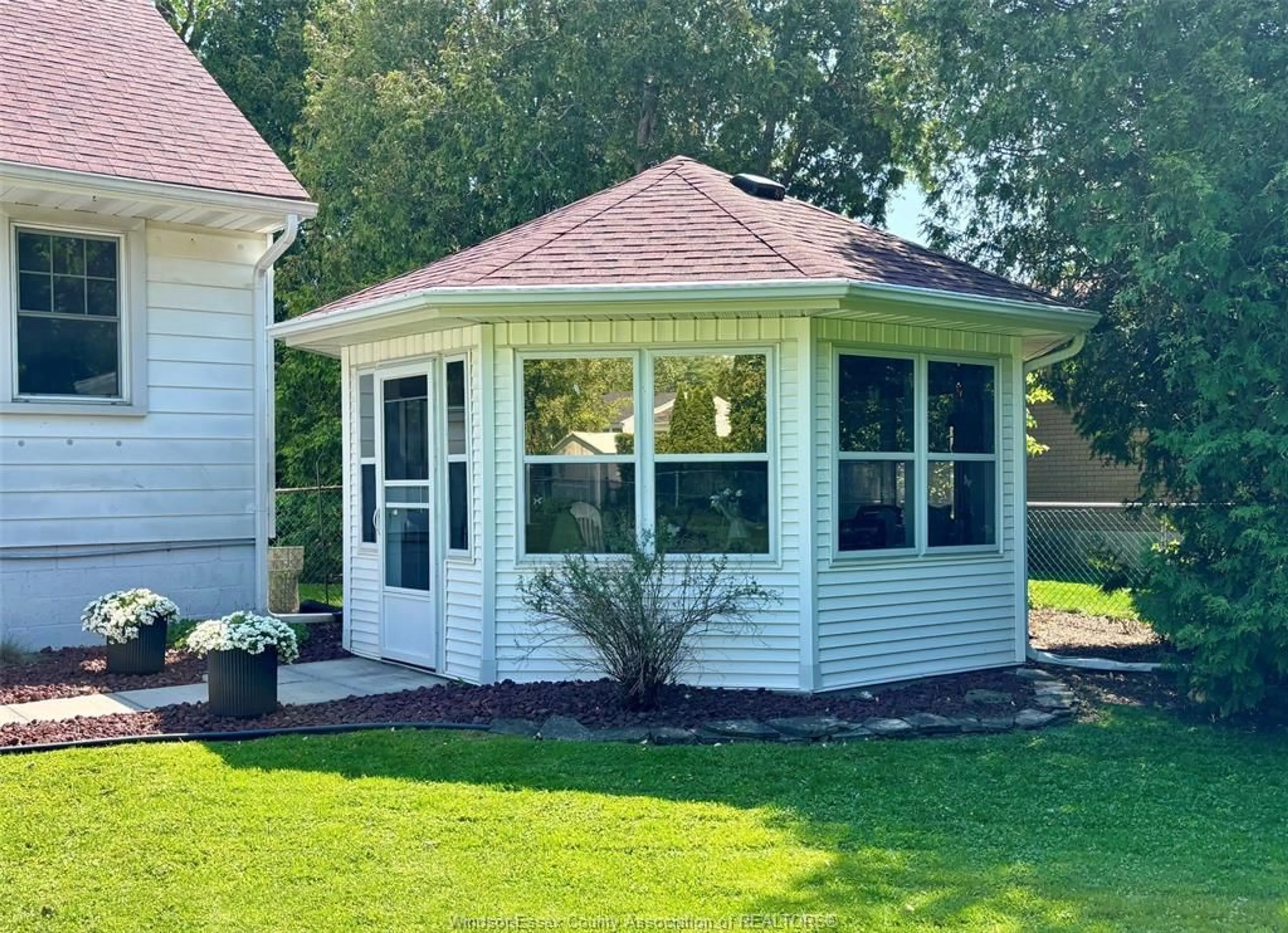 Home with vinyl exterior material, unknown for 4069 KENNEDY Dr, Windsor Ontario N9G 1X9