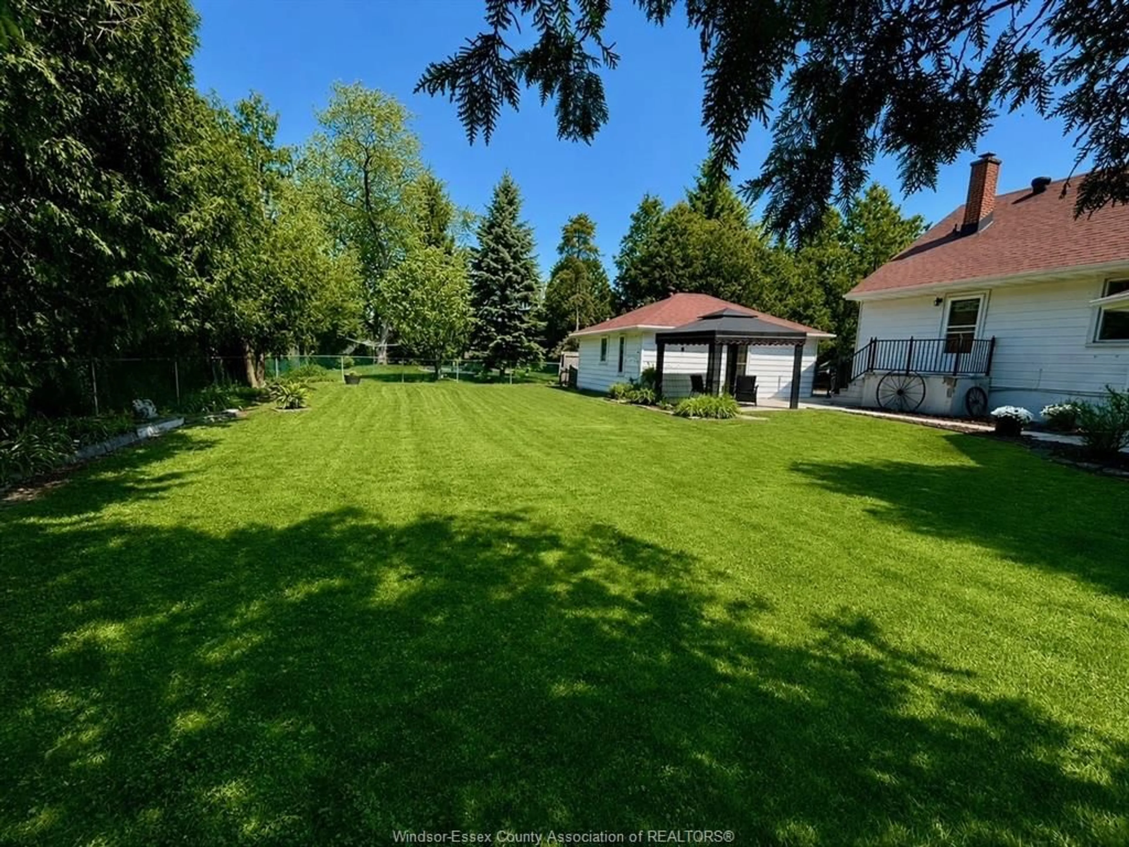 A pic from outside/outdoor area/front of a property/back of a property/a pic from drone, unknown for 4069 KENNEDY Dr, Windsor Ontario N9G 1X9