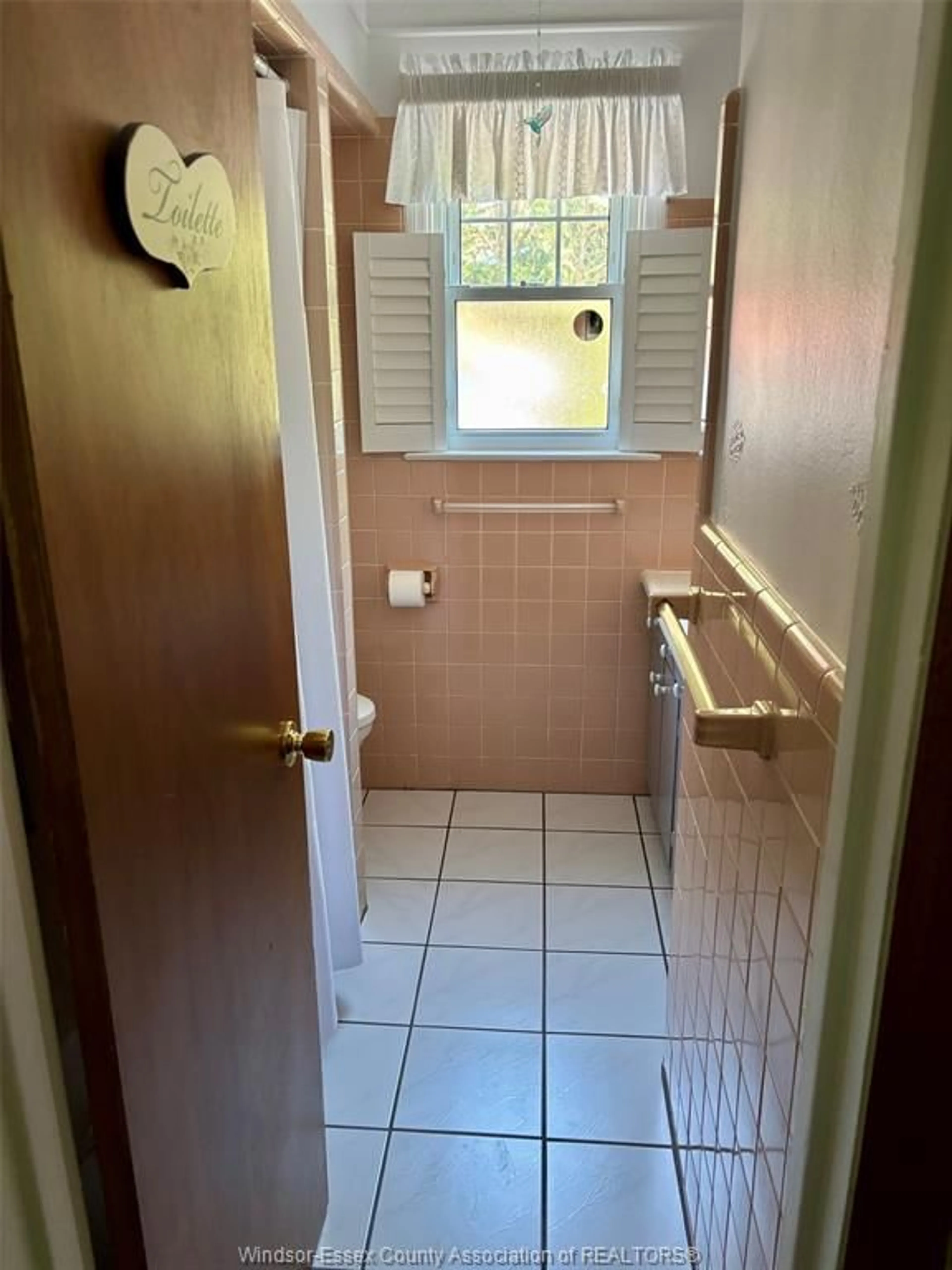 Standard bathroom, unknown for 4069 KENNEDY Dr, Windsor Ontario N9G 1X9
