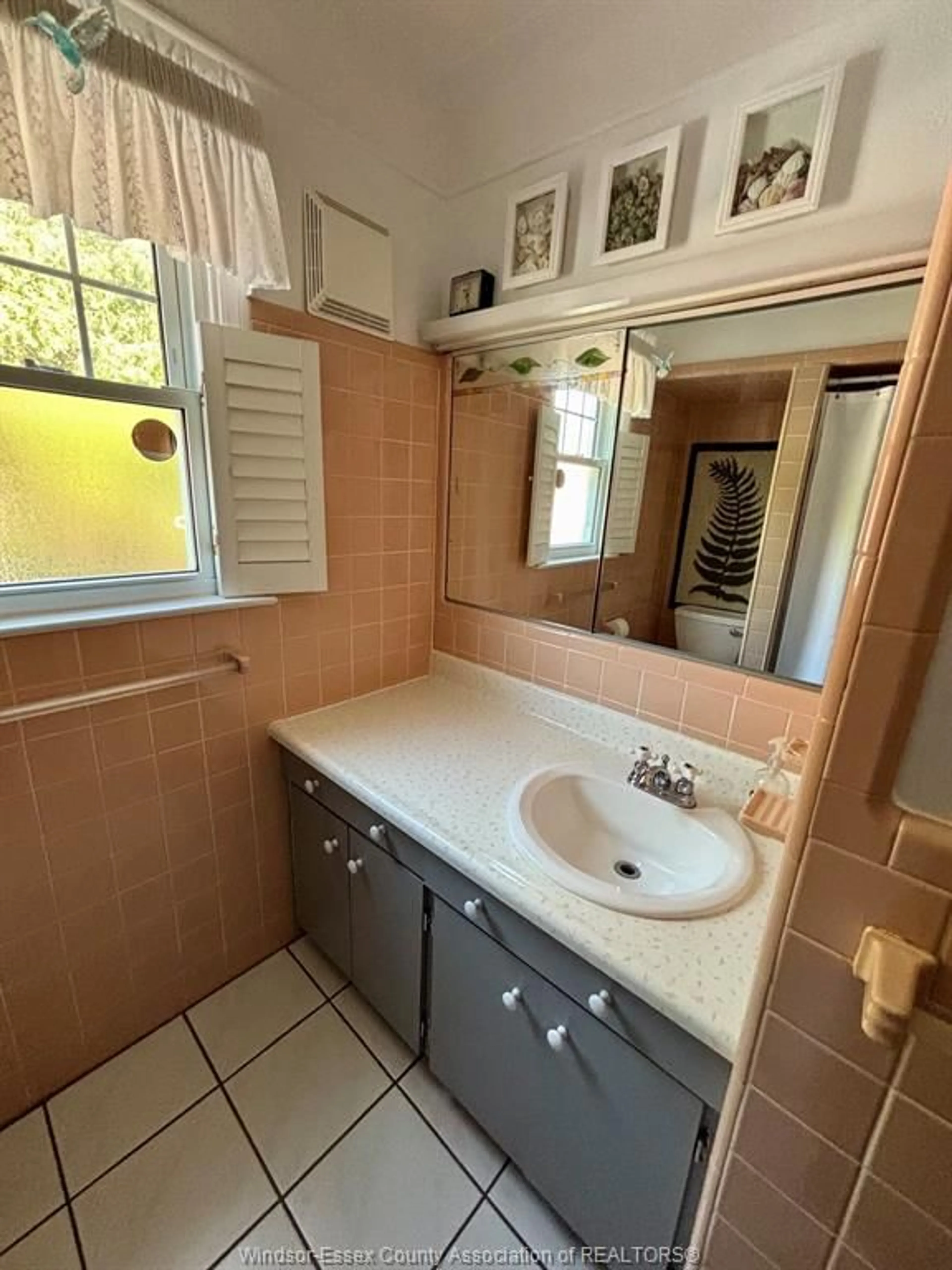 Standard bathroom, ceramic/tile floor for 4069 KENNEDY Dr, Windsor Ontario N9G 1X9