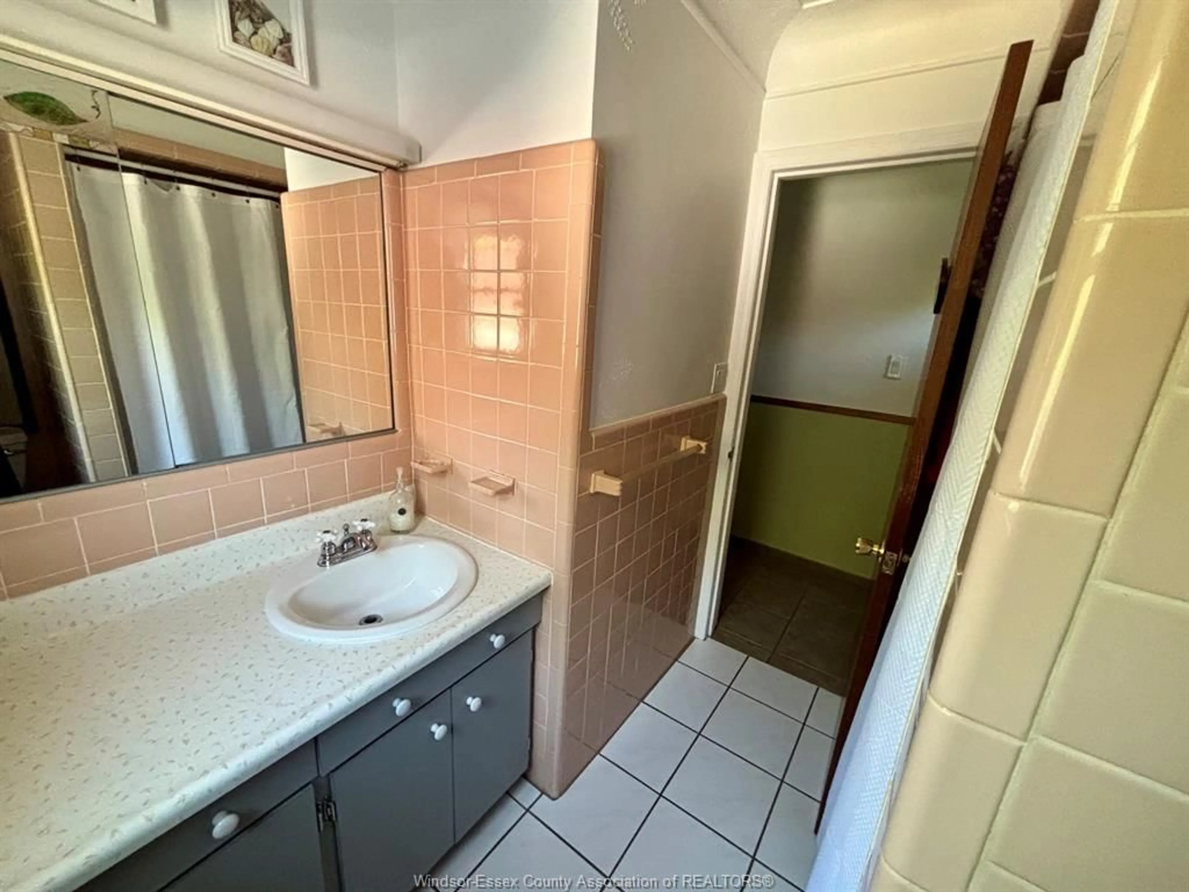 Standard bathroom, unknown for 4069 KENNEDY Dr, Windsor Ontario N9G 1X9