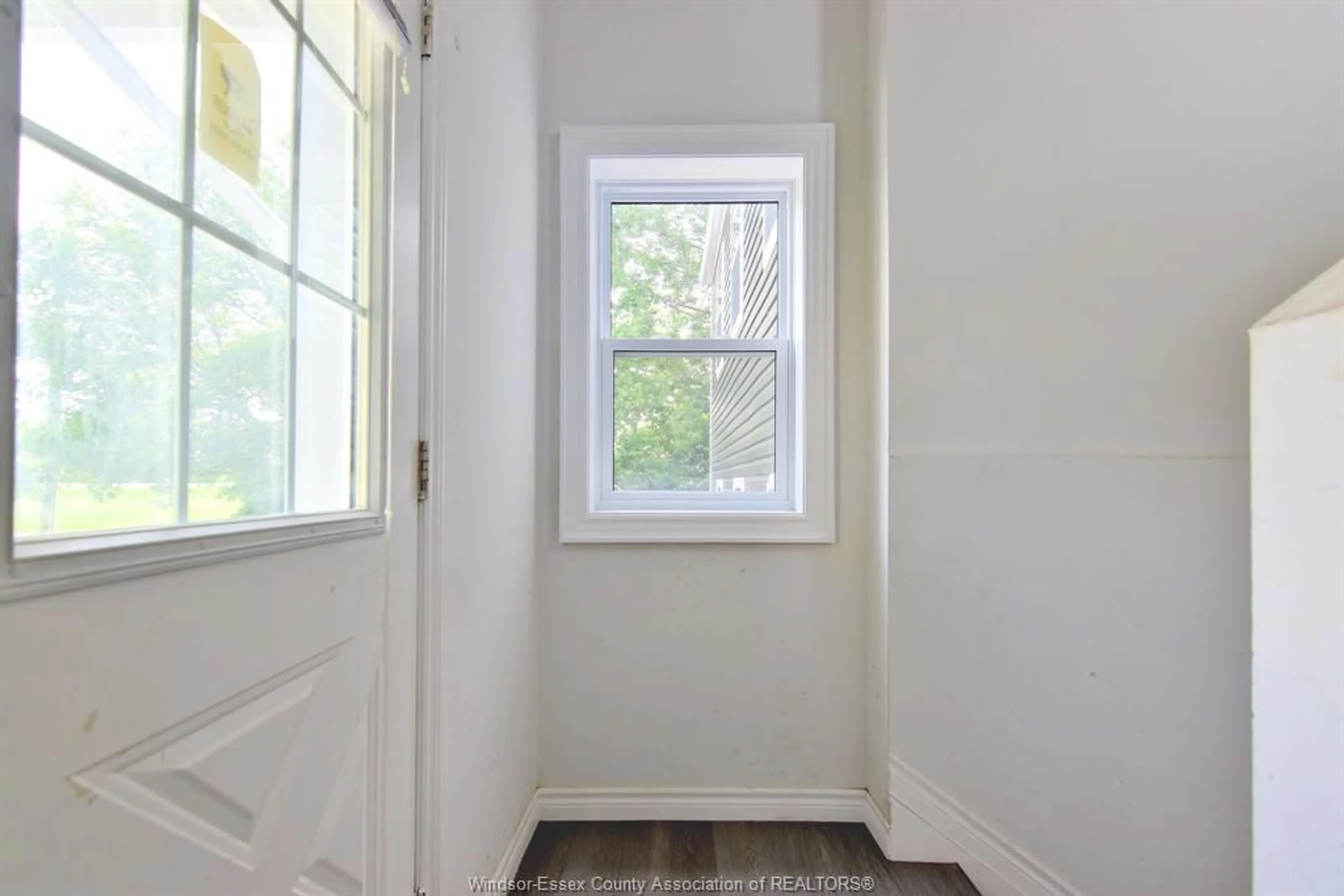 Indoor entryway for 1502 MERSEA RD D, Leamington Ontario N8H 3V4
