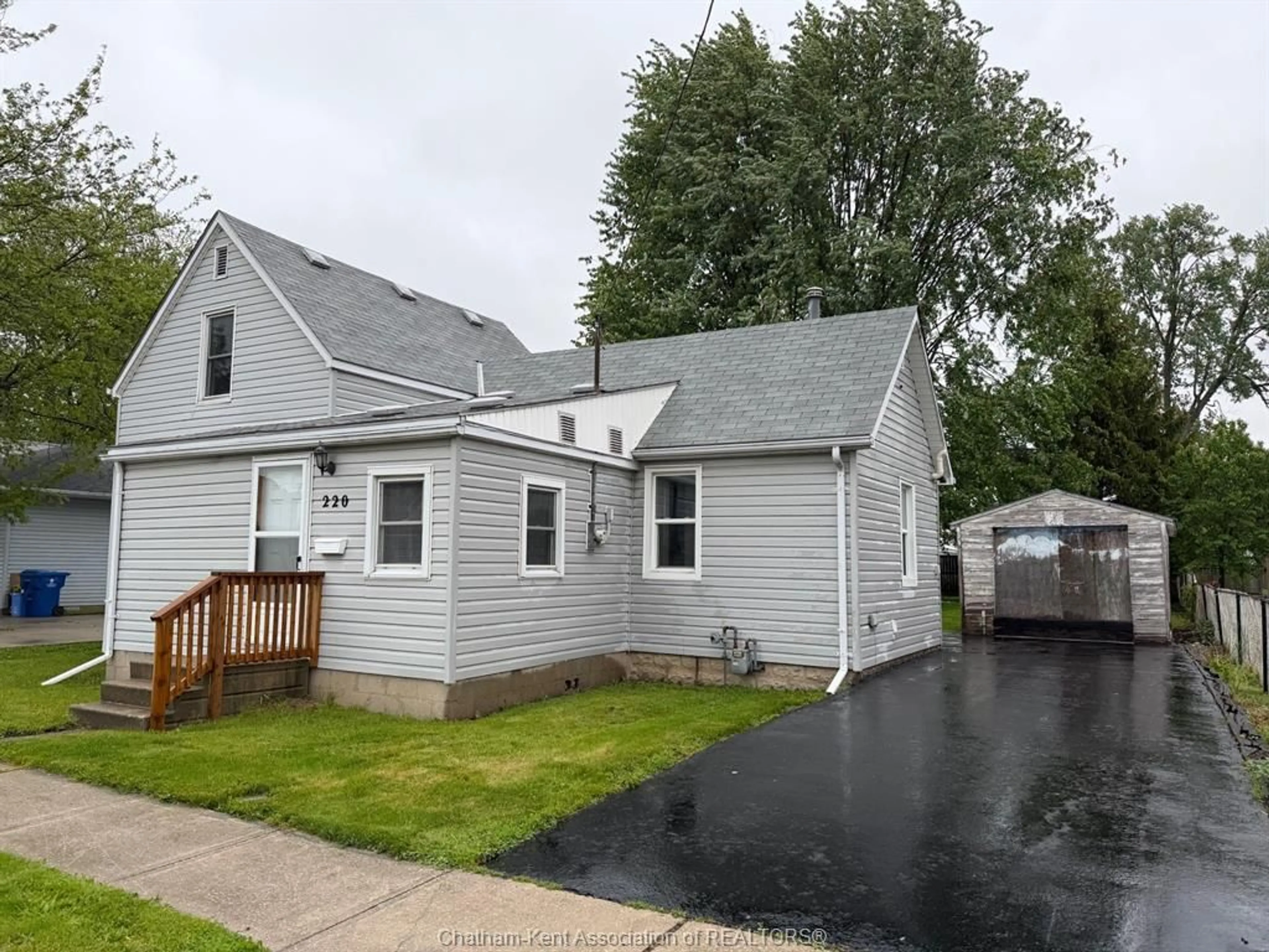 Home with vinyl exterior material, street for 220 Queen St, Wallaceburg Ontario N8A 1G5
