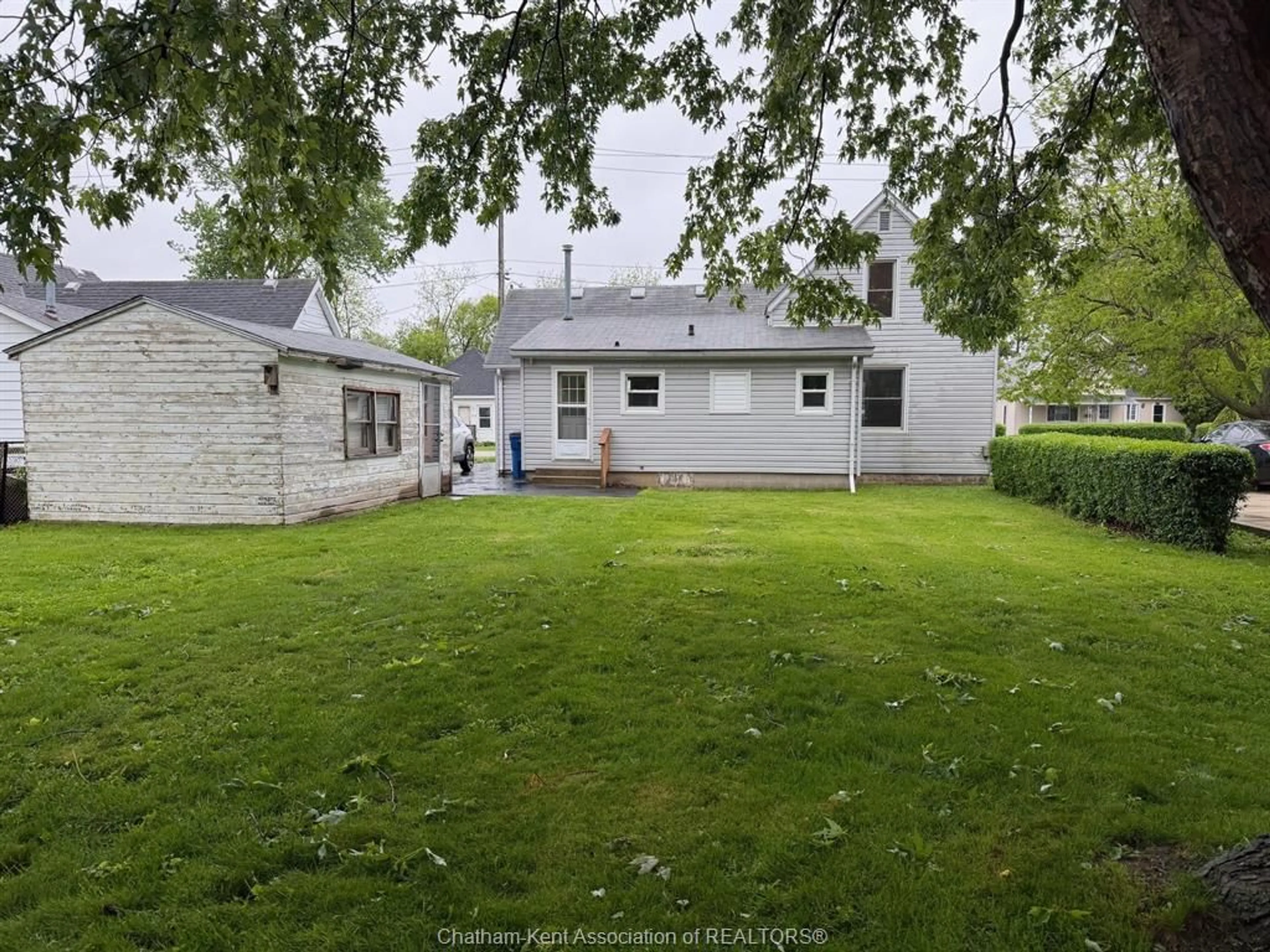 A pic from outside/outdoor area/front of a property/back of a property/a pic from drone, street for 220 Queen St, Wallaceburg Ontario N8A 1G5