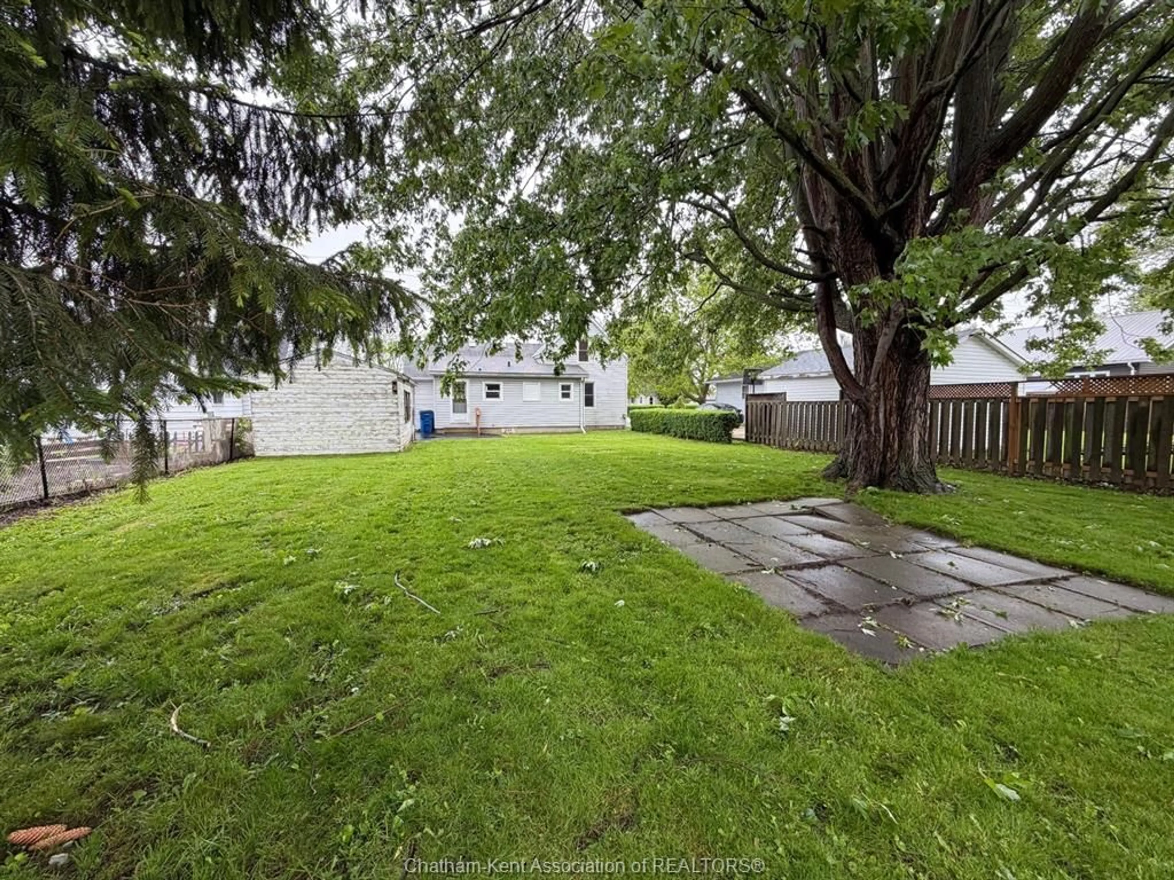 A pic from outside/outdoor area/front of a property/back of a property/a pic from drone, unknown for 220 Queen St, Wallaceburg Ontario N8A 1G5