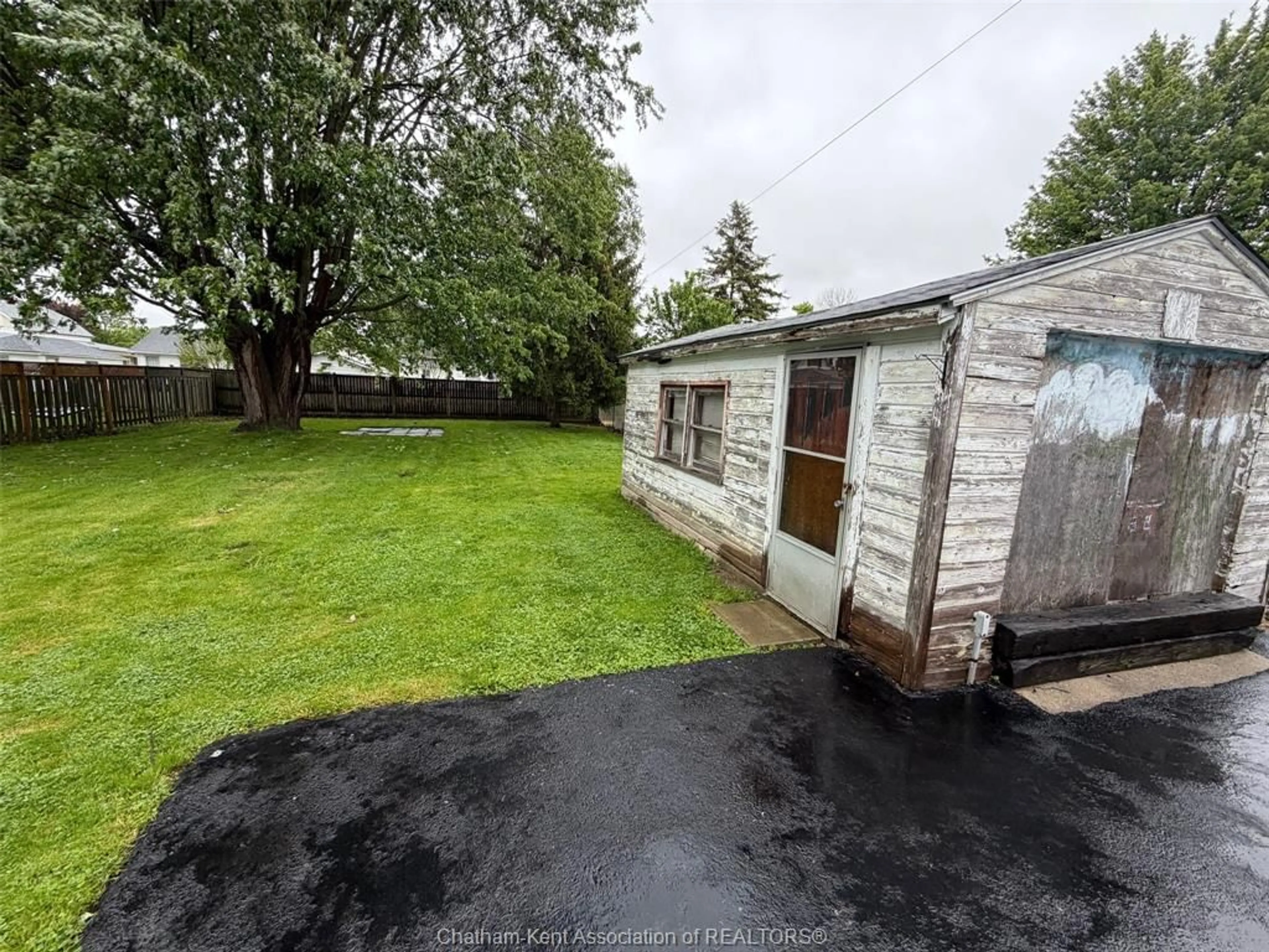 A pic from outside/outdoor area/front of a property/back of a property/a pic from drone, unknown for 220 Queen St, Wallaceburg Ontario N8A 1G5