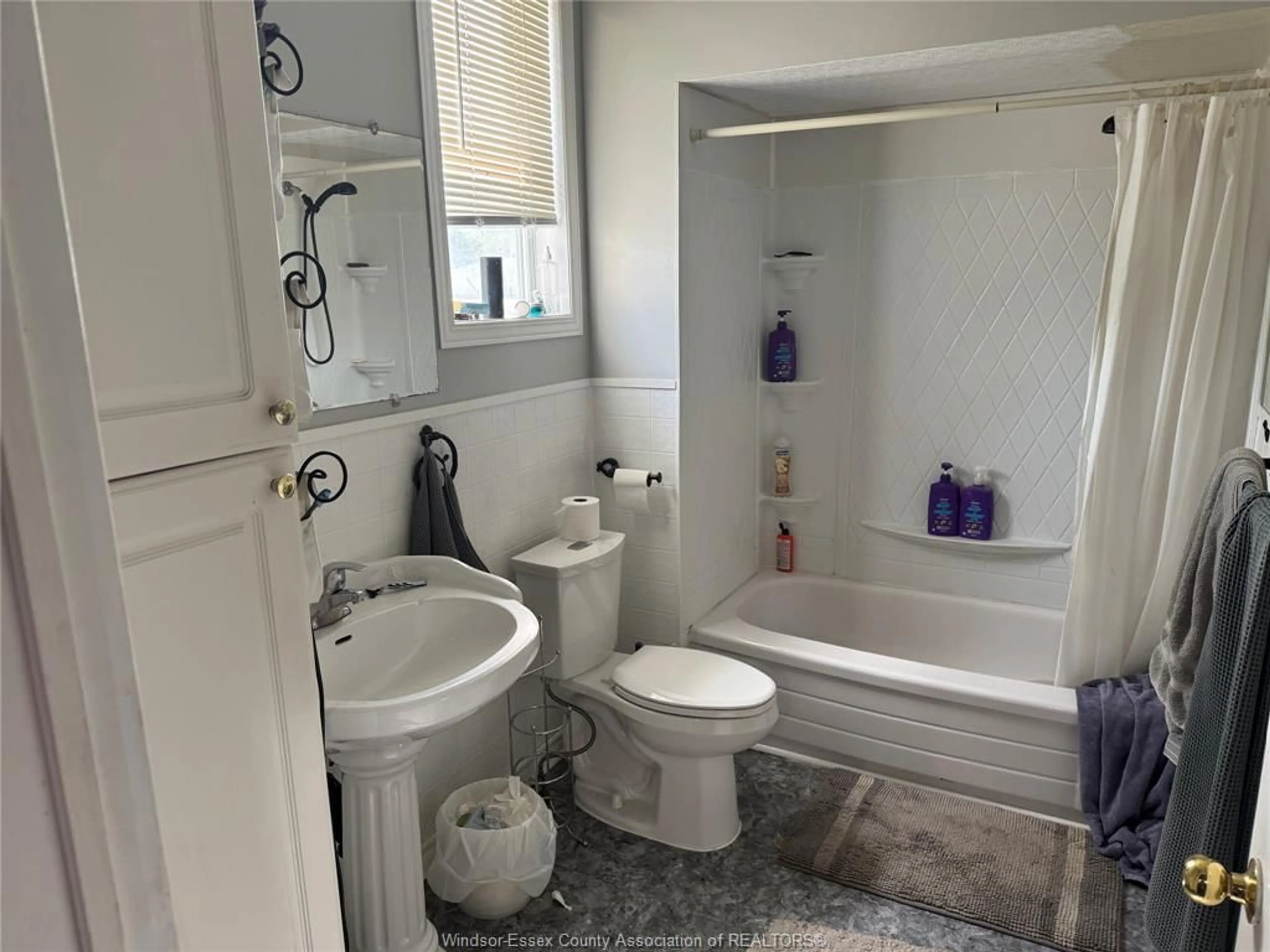 Standard bathroom, ceramic/tile floor for 1056 GLADSTONE, Windsor Ontario N9A 2R8