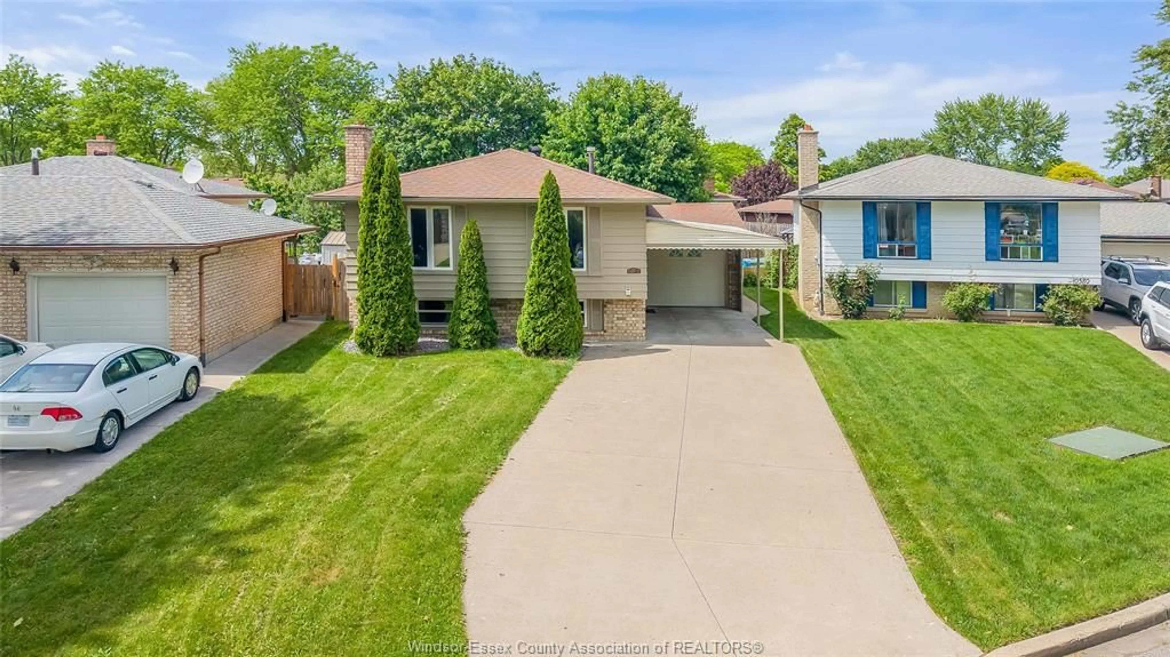 A pic from outside/outdoor area/front of a property/back of a property/a pic from drone, street for 10572 PALMS, Windsor Ontario N8R 2E8