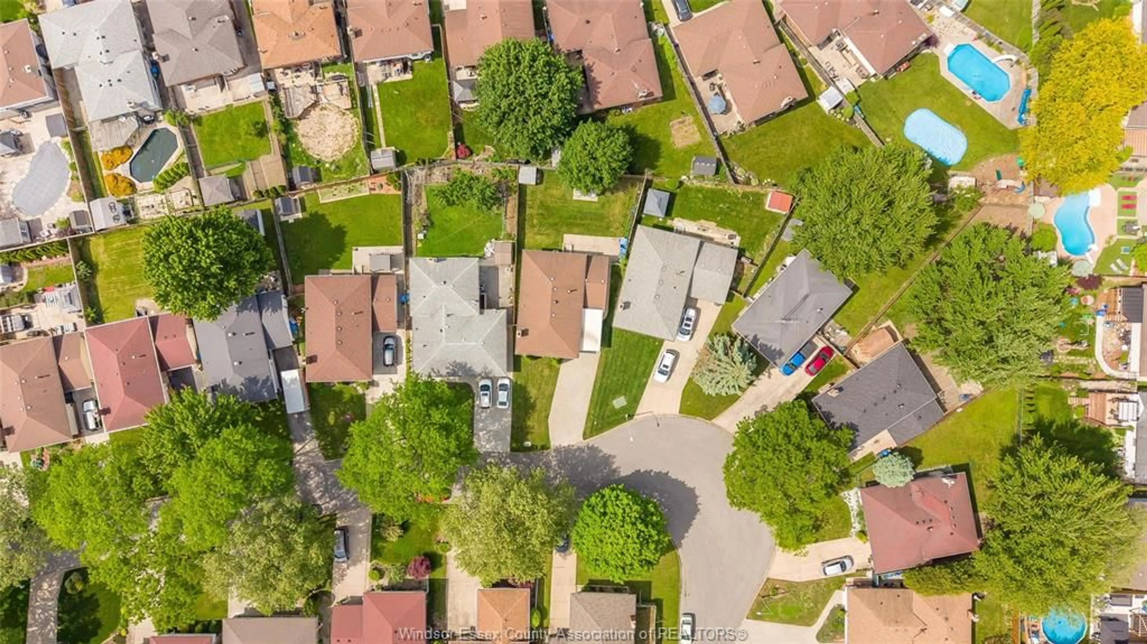 A pic from outside/outdoor area/front of a property/back of a property/a pic from drone, street for 10572 PALMS, Windsor Ontario N8R 2E8