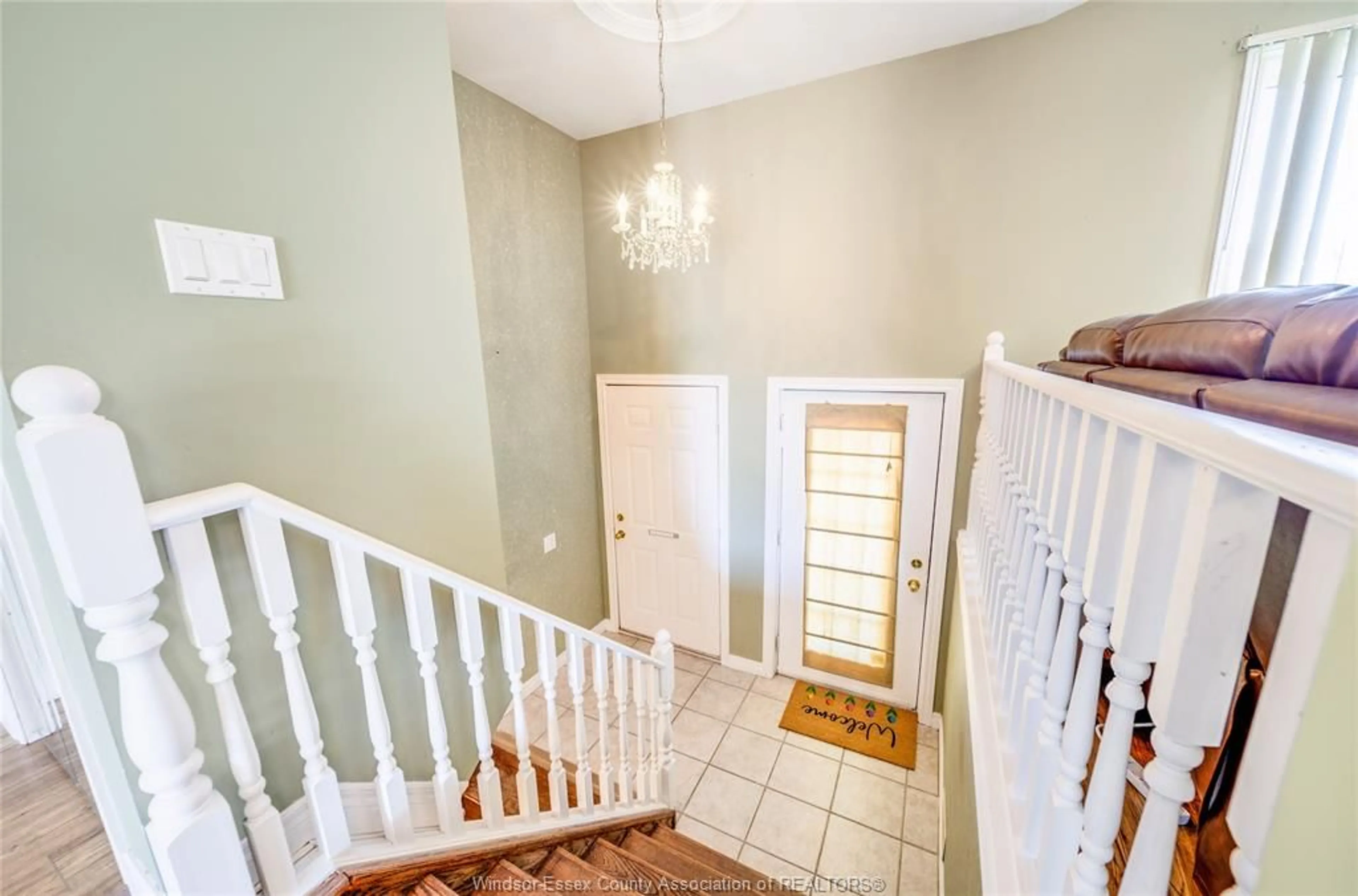 Indoor entryway for 185 ELM Ave, Windsor Ontario N9A 5G9