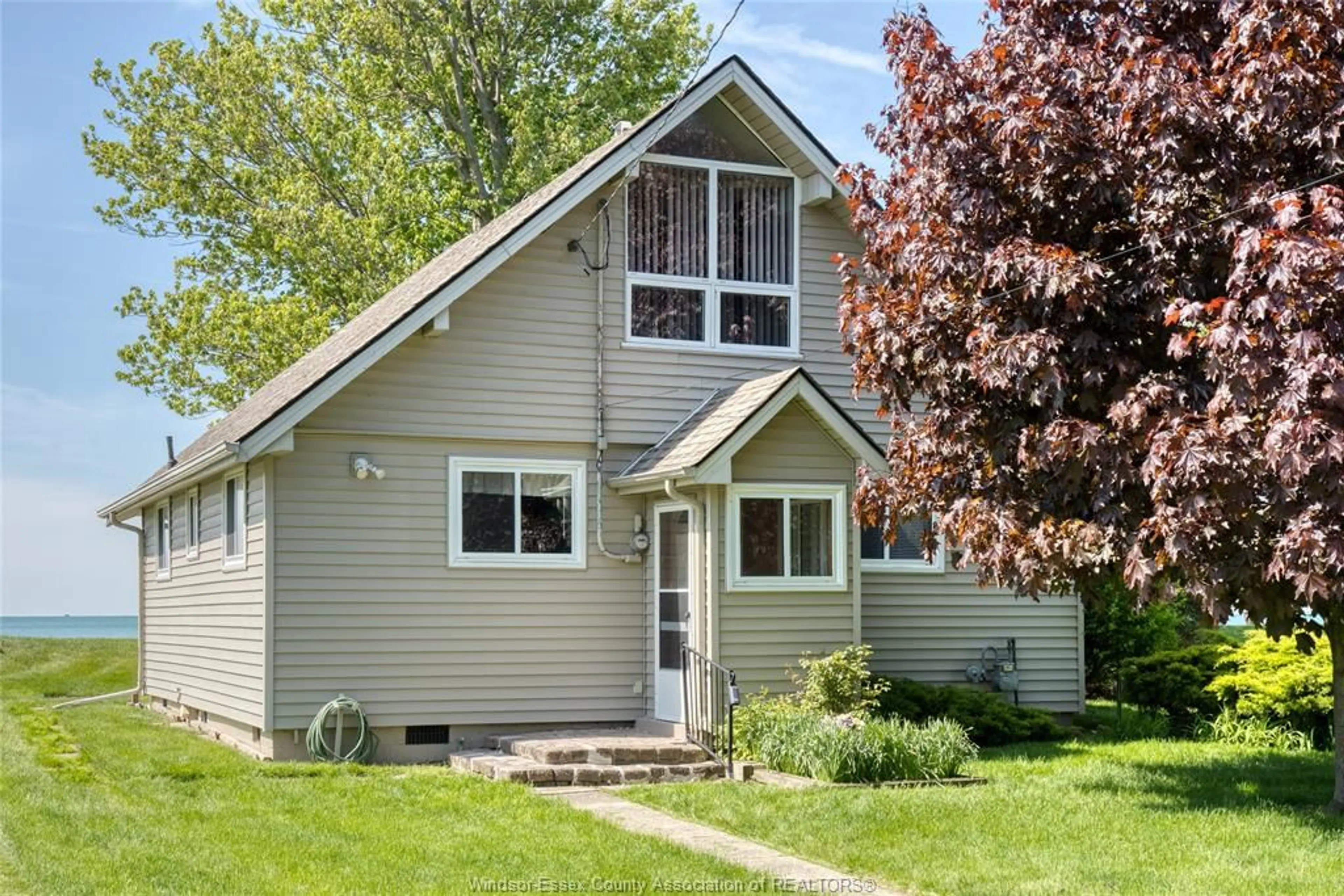 Home with vinyl exterior material, street for 377 LAKEWOOD Dr, Amherstburg Ontario N9V 2Y8