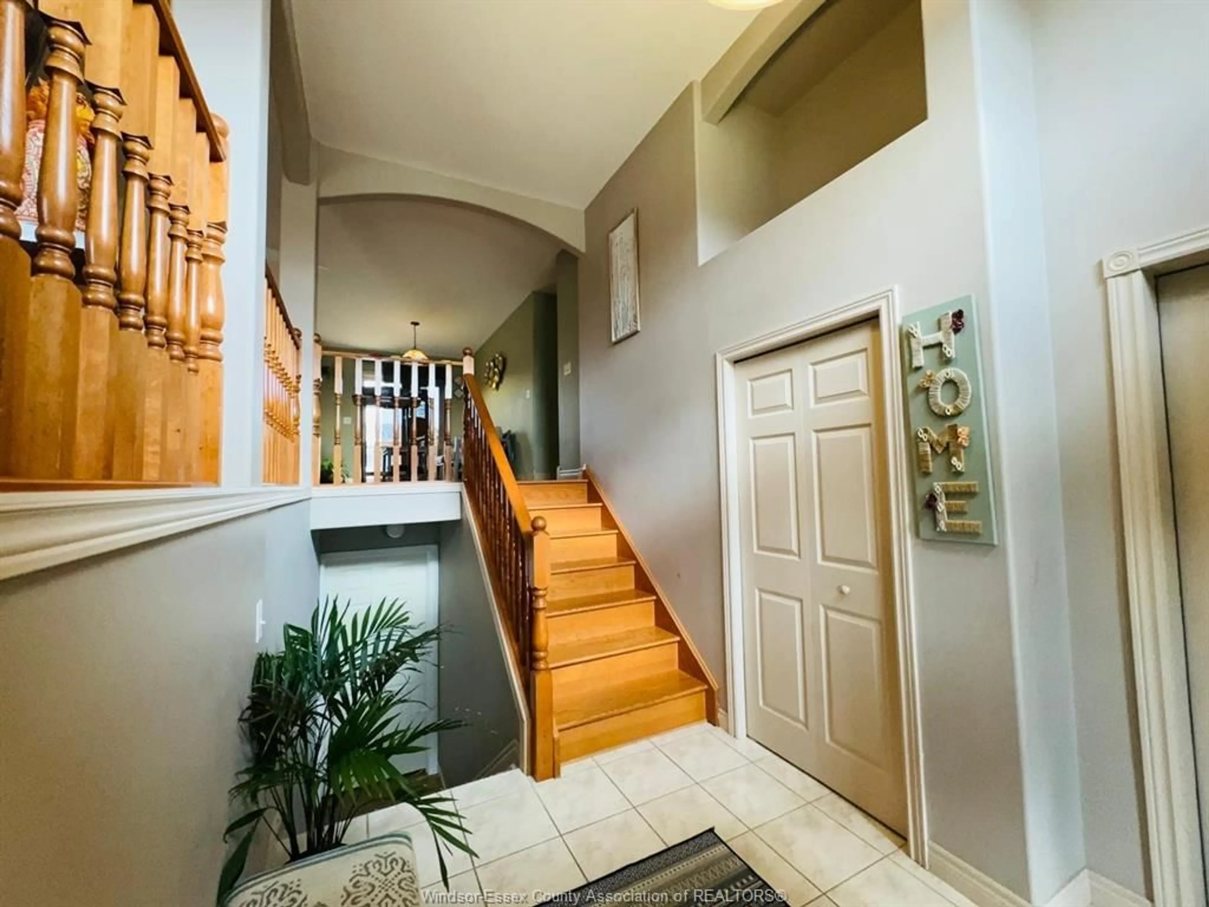 Indoor foyer for 890 SOUTHWOOD Dr, Lakeshore Ontario N0R 1A0