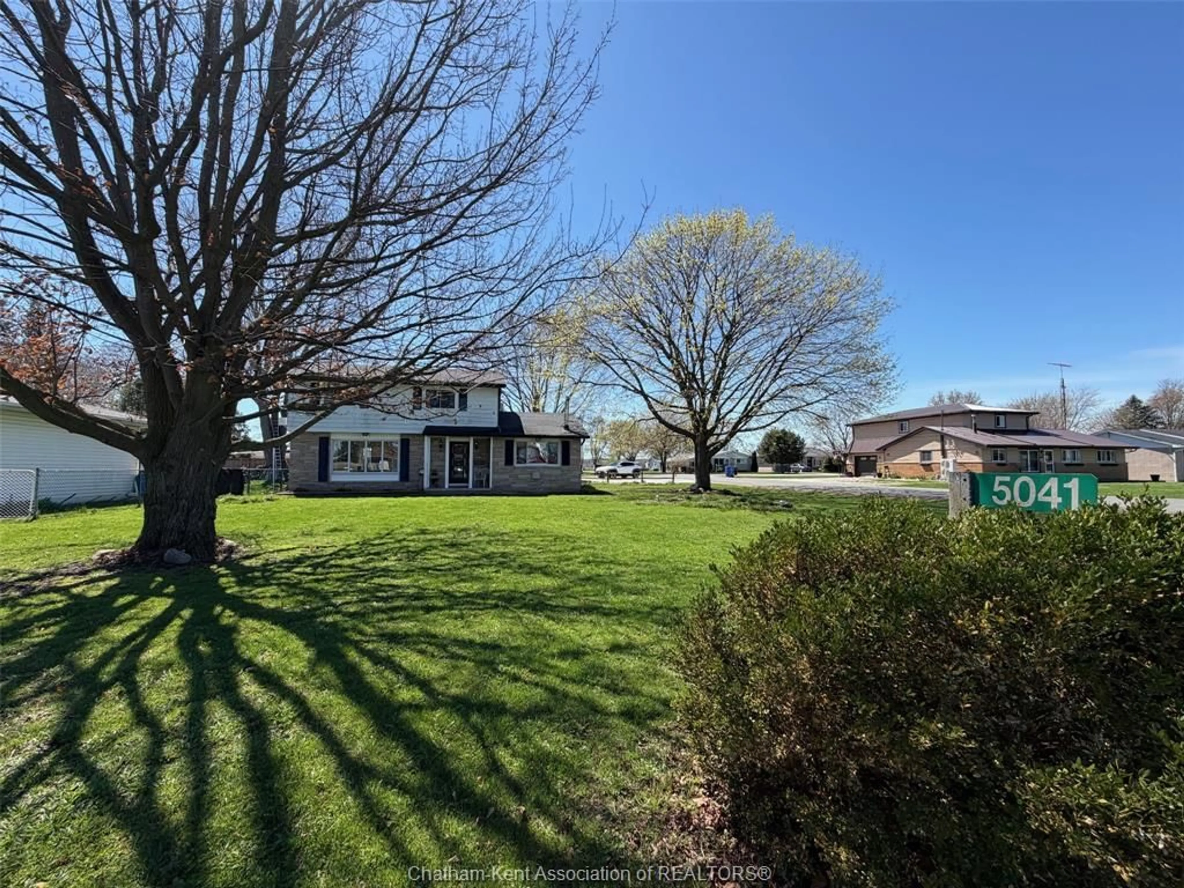 A pic from outside/outdoor area/front of a property/back of a property/a pic from drone, unknown for 5041 Dufferin Ave, Wallaceburg Ontario N8A 4N1