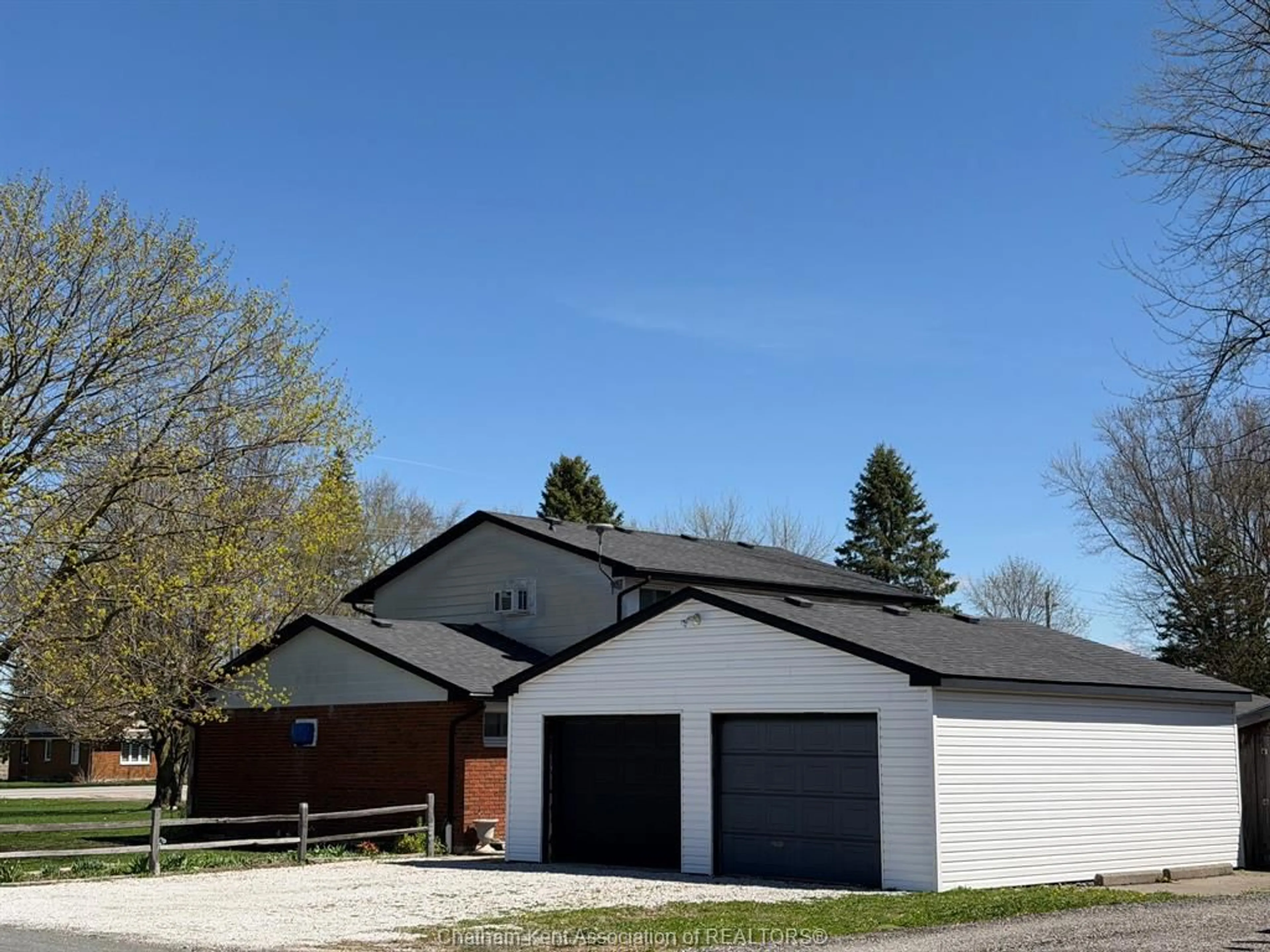 Home with vinyl exterior material, street for 5041 Dufferin Ave, Wallaceburg Ontario N8A 4N1