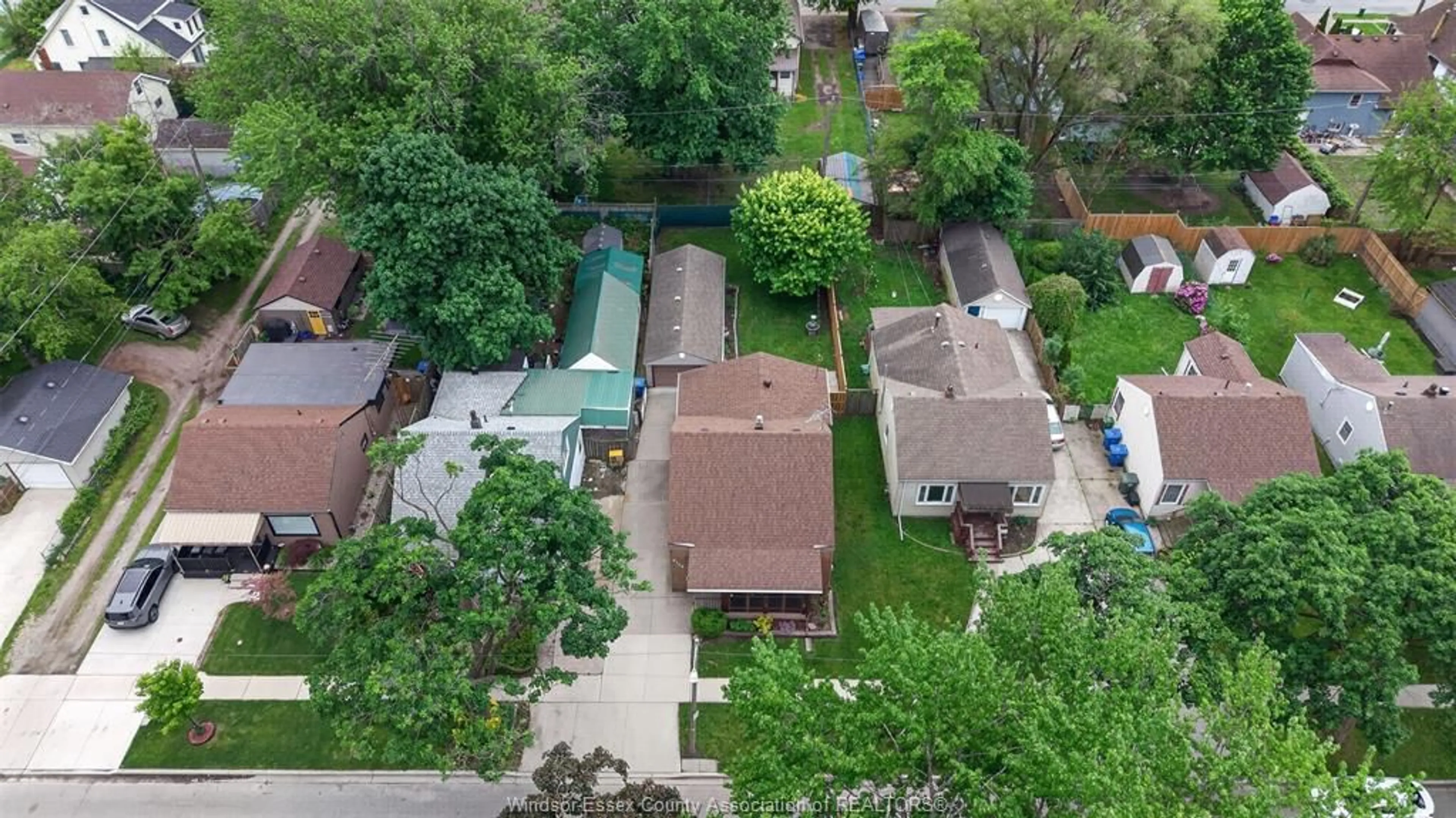 A pic from outside/outdoor area/front of a property/back of a property/a pic from drone, street for 3733 VAUGHAN St, Windsor Ontario N9C 1Z6