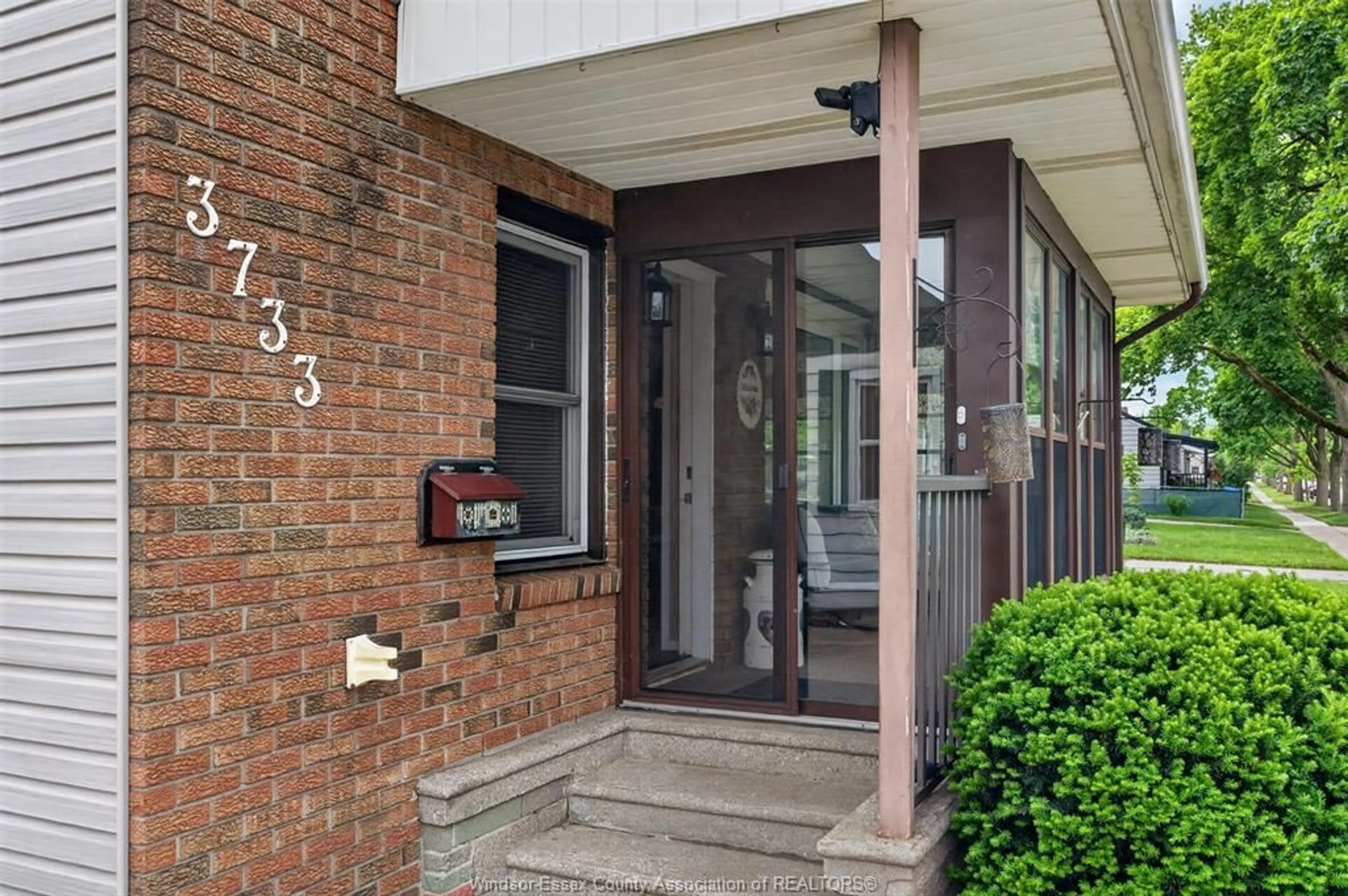Indoor entryway for 3733 VAUGHAN St, Windsor Ontario N9C 1Z6