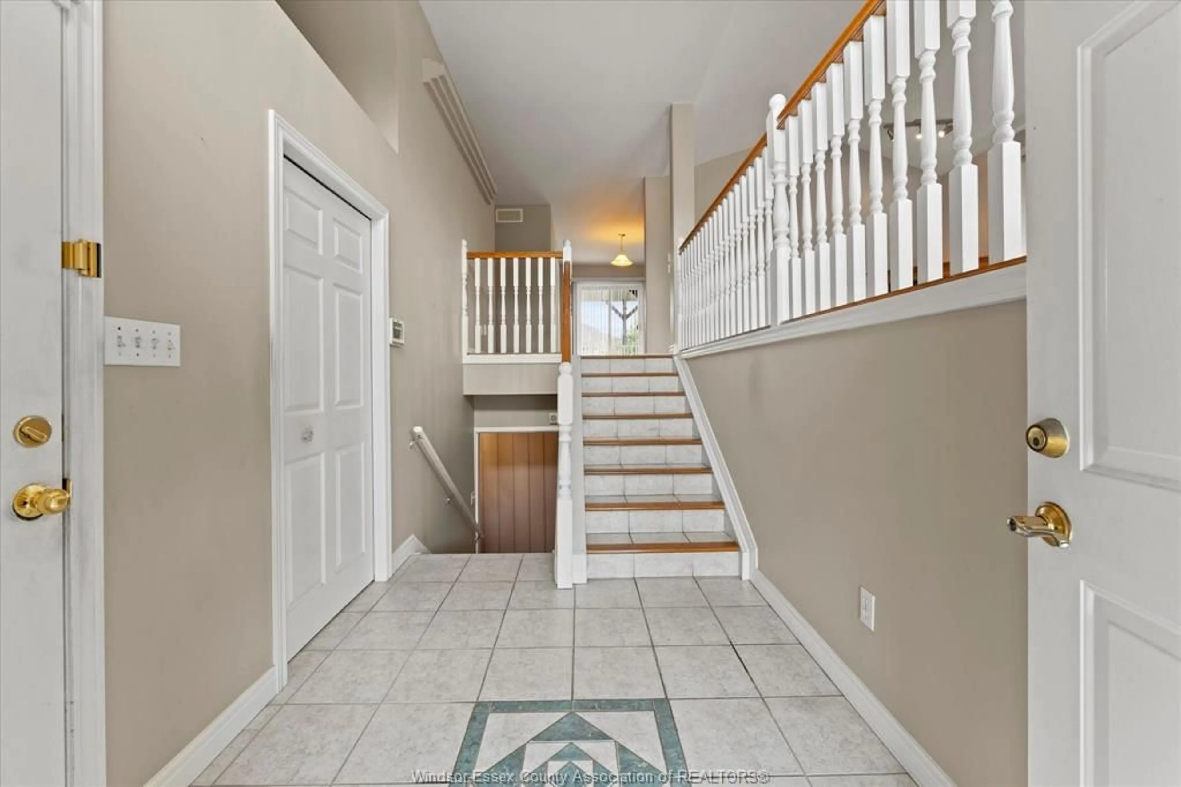 Indoor foyer for 2515 COUSINEAU St, LaSalle Ontario N9H 2M2