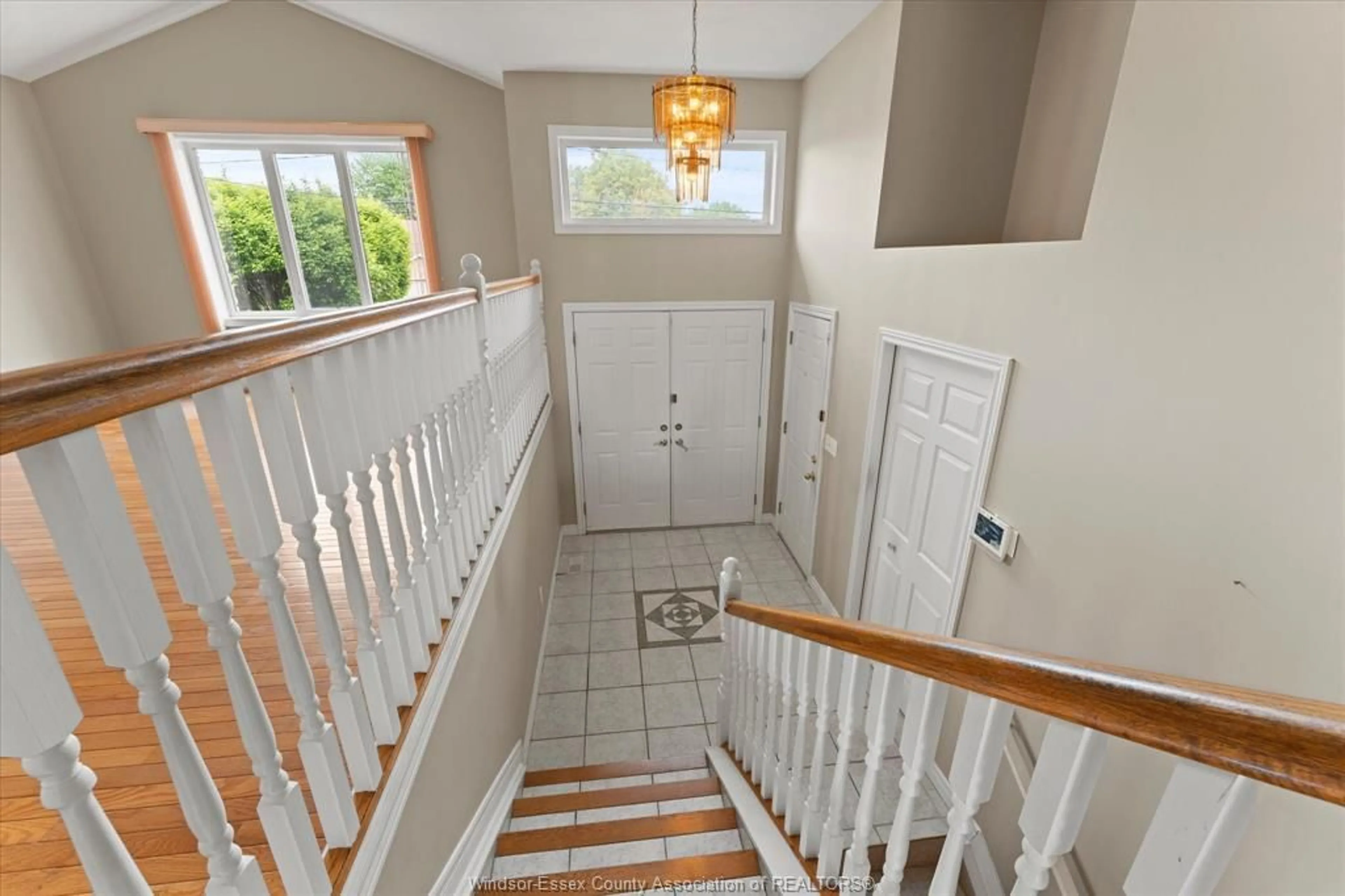 Indoor foyer for 2515 COUSINEAU St, LaSalle Ontario N9H 2M2