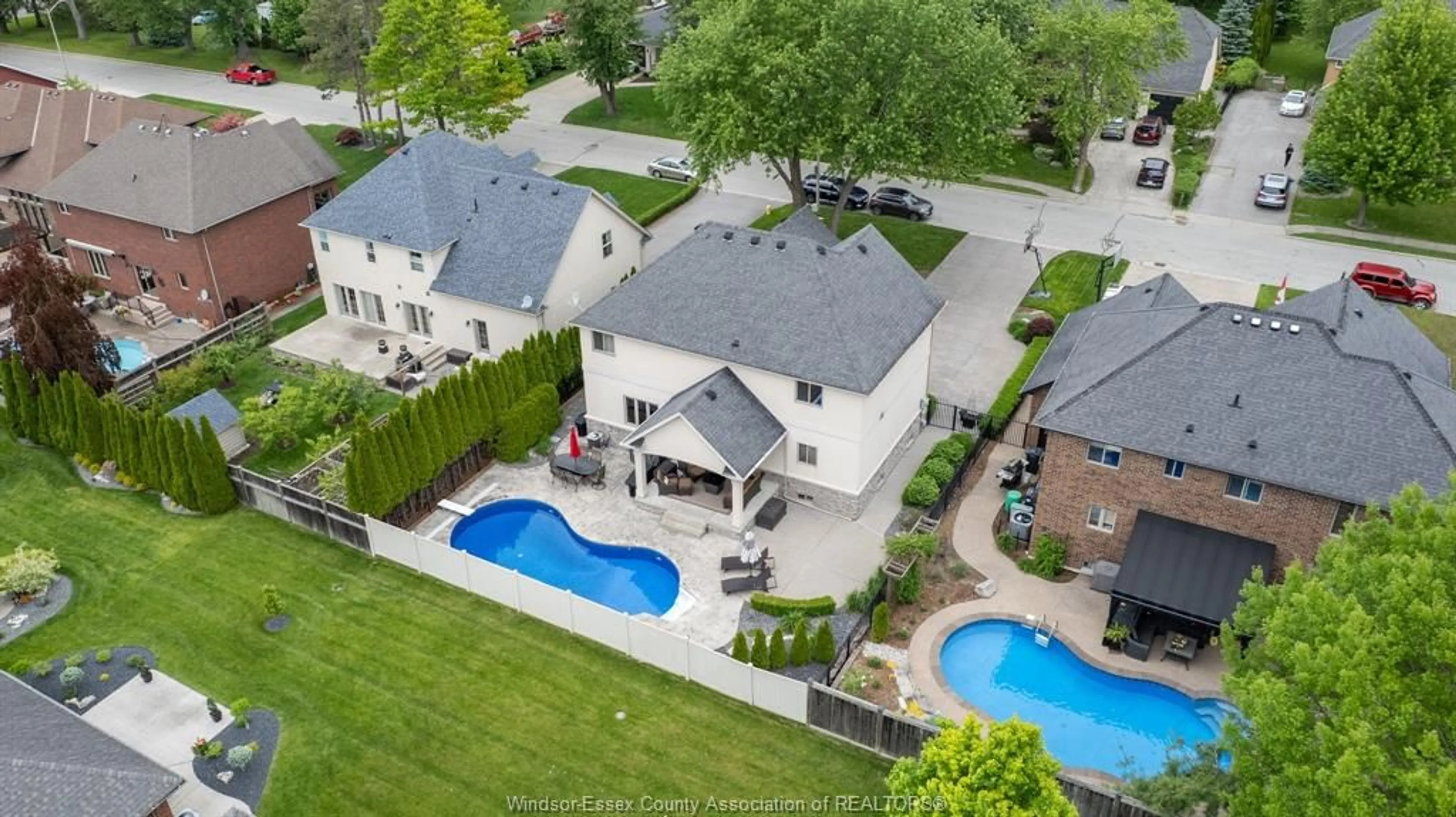 A pic from outside/outdoor area/front of a property/back of a property/a pic from drone, street for 2105 WASHINGTON Blvd, LaSalle Ontario N9H 1Y5