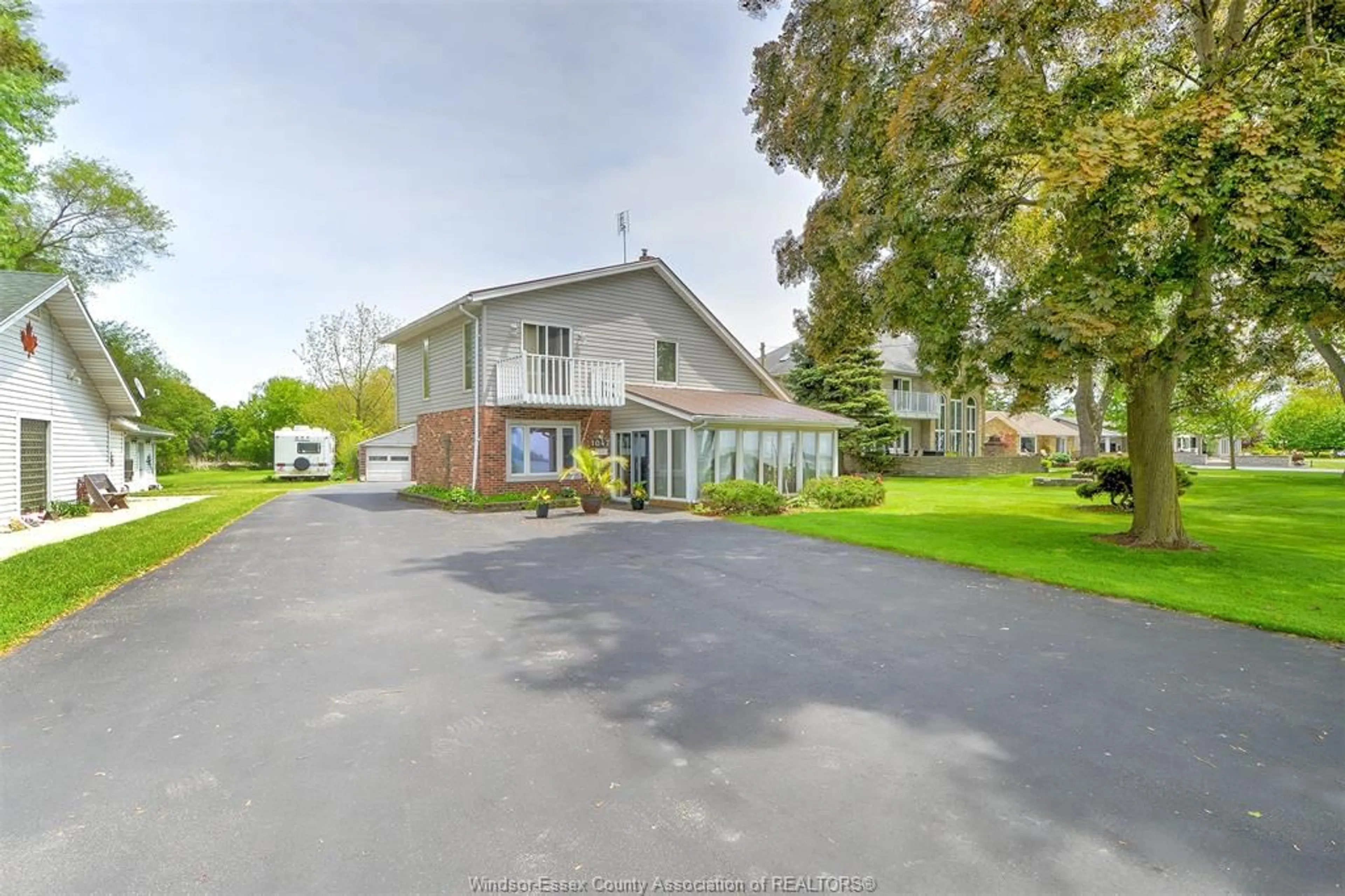 A pic from outside/outdoor area/front of a property/back of a property/a pic from drone, unknown for 1047 FRONT Rd, Amherstburg Ontario N9V 2M4