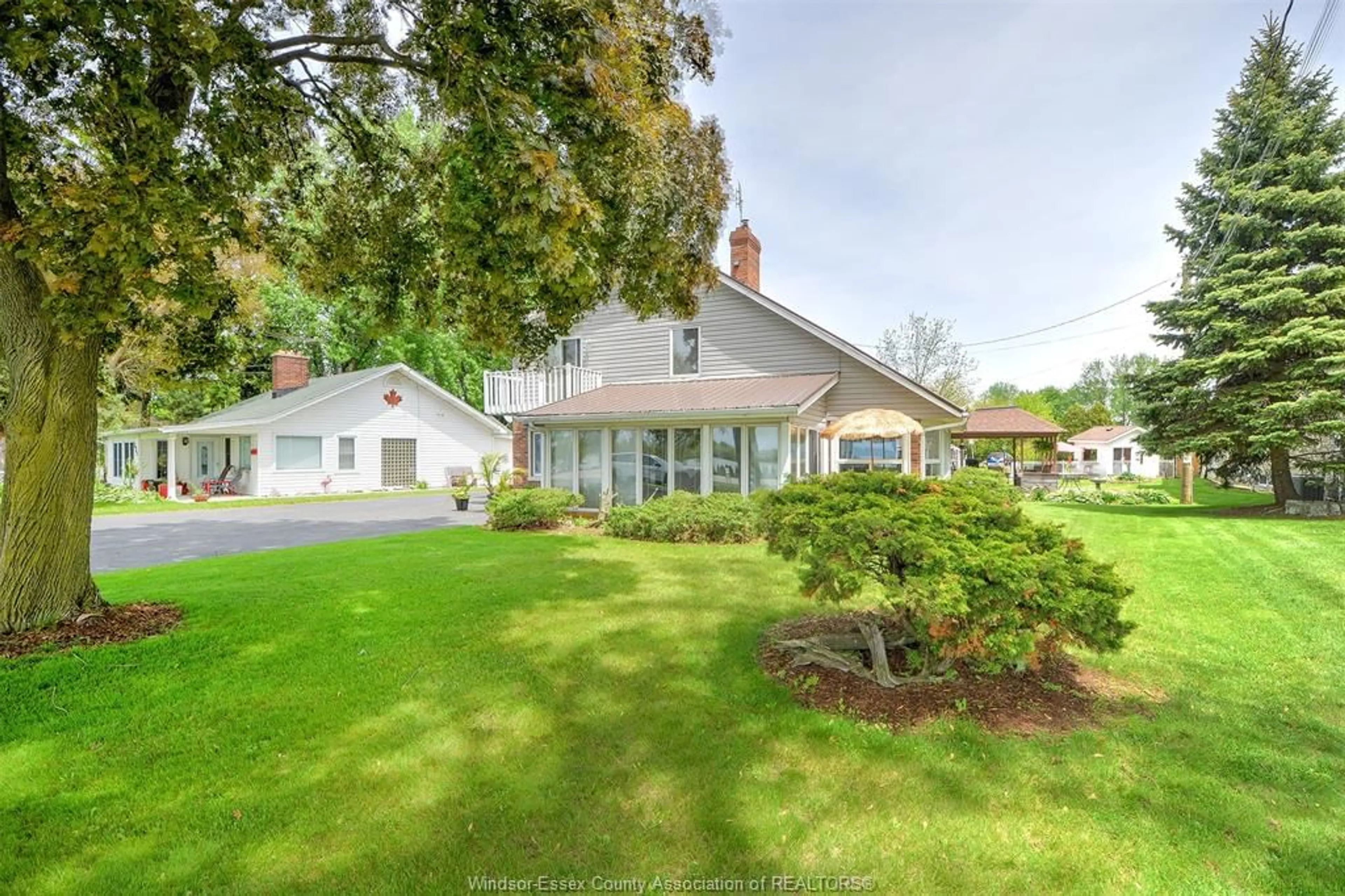A pic from outside/outdoor area/front of a property/back of a property/a pic from drone, water/lake/river/ocean view for 1047 FRONT Rd, Amherstburg Ontario N9V 2M4