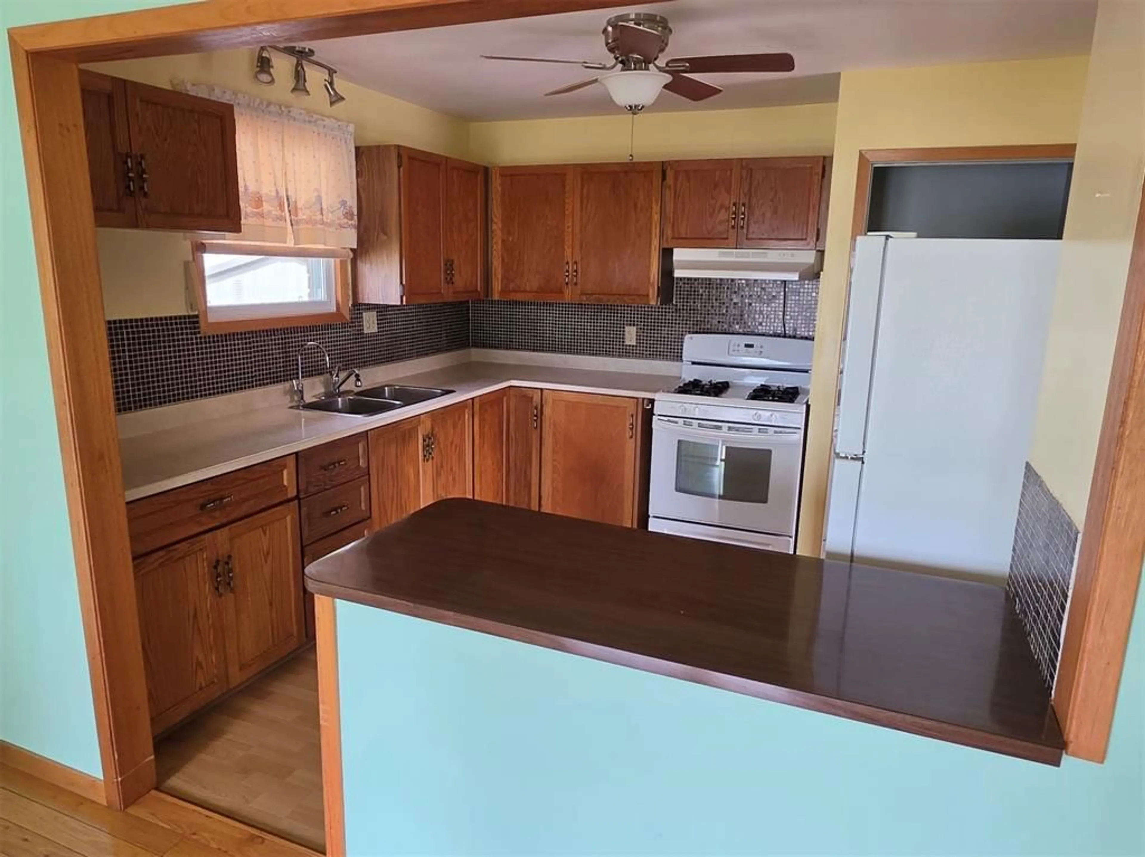 Standard kitchen, wood/laminate floor for 140 Main St, St Clair Ontario N0N 1H0