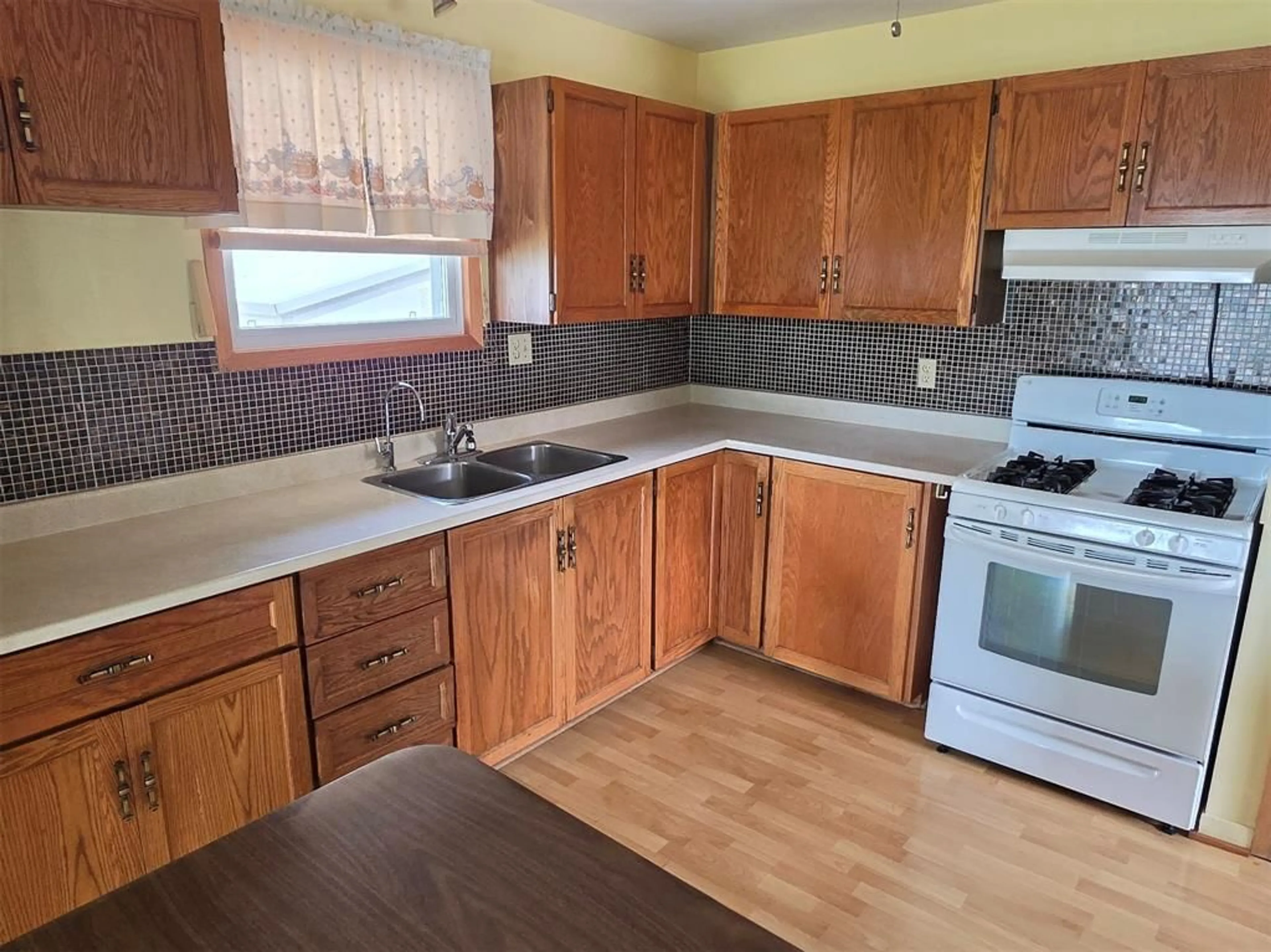 Standard kitchen, unknown for 140 Main St, St Clair Ontario N0N 1H0