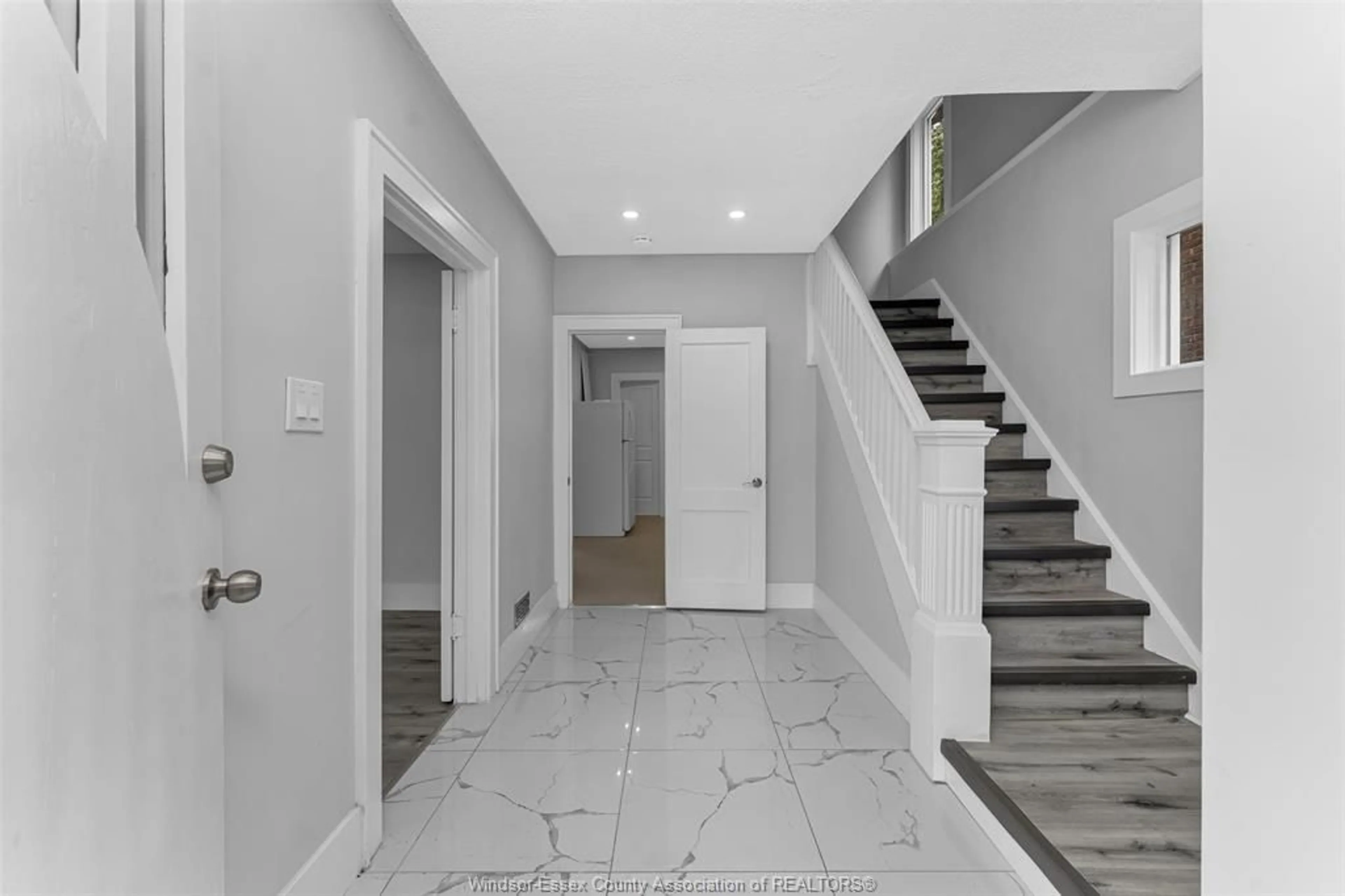 Indoor entryway for 1525 DOUGALL ..., Windsor Ontario N8X 1S2