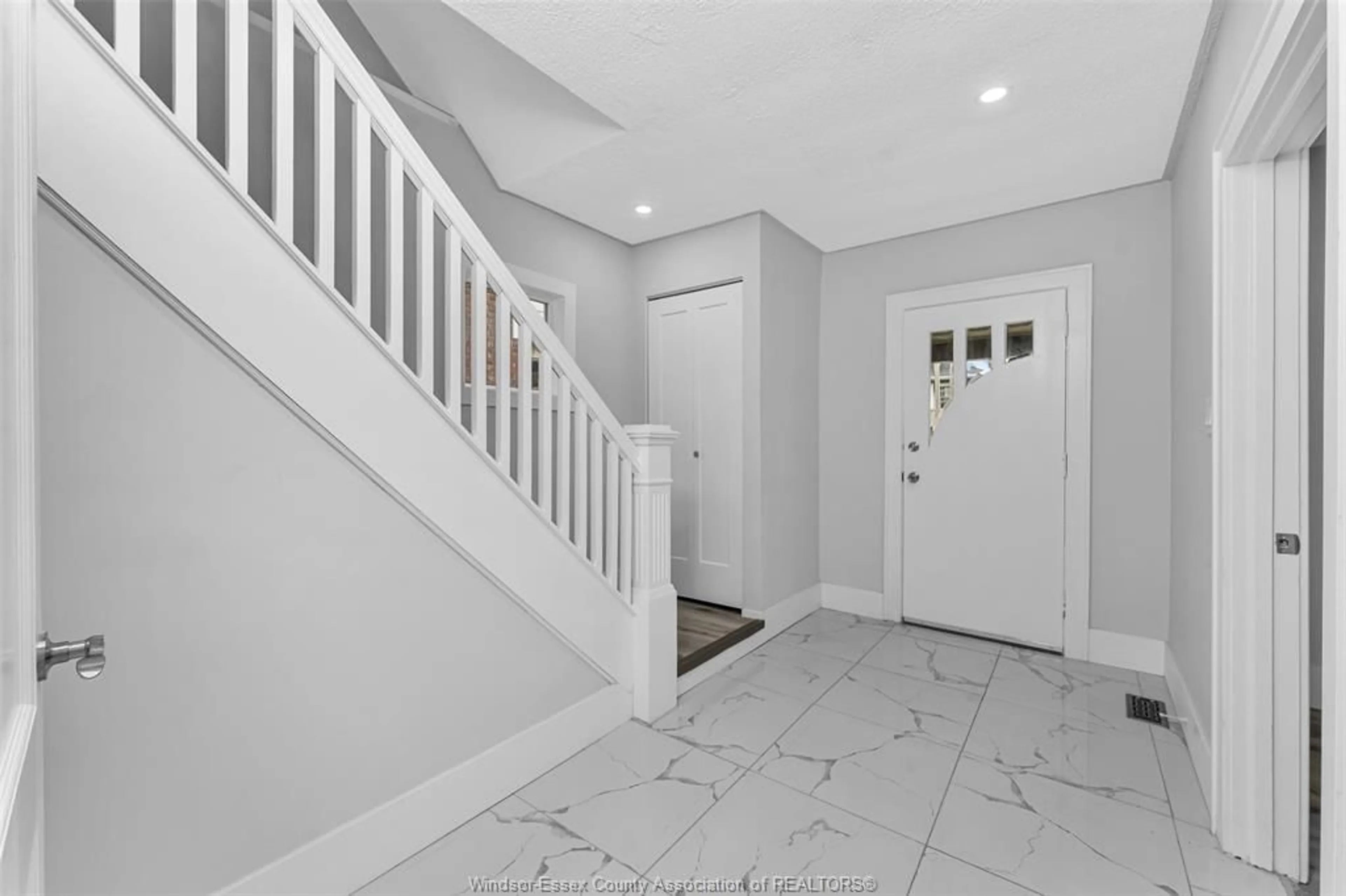 Indoor entryway for 1525 DOUGALL ..., Windsor Ontario N8X 1S2