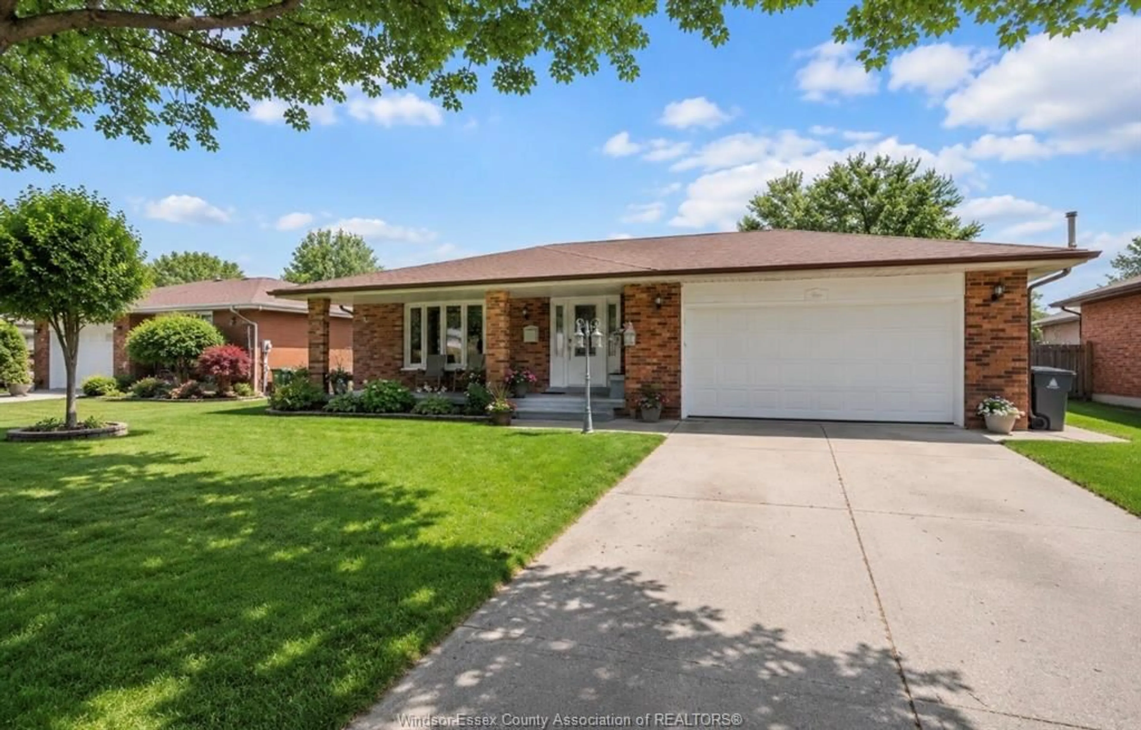 Home with brick exterior material, street for 386 WOODRIDGE, Tecumseh Ontario N8N 3A8