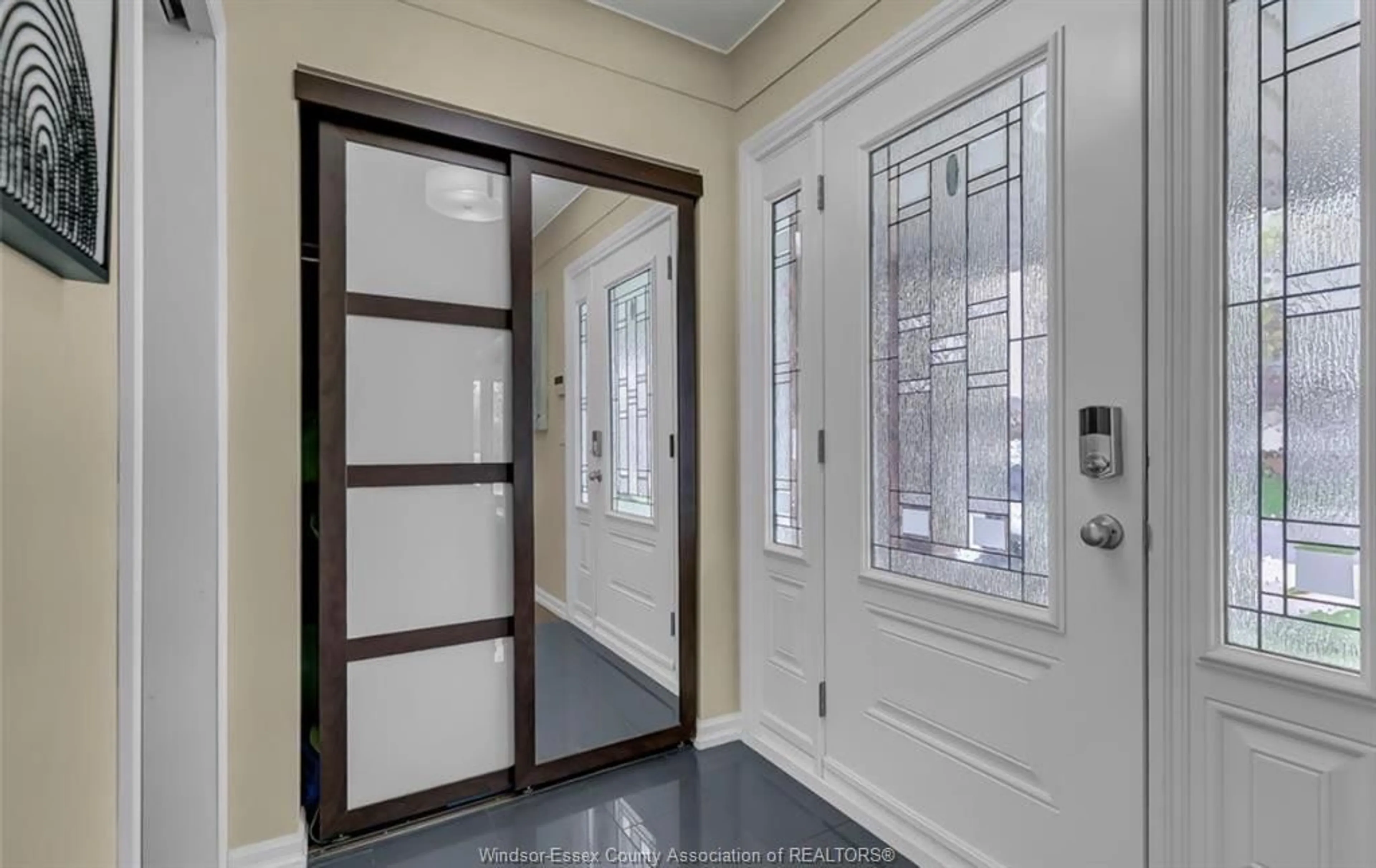 Indoor entryway for 386 WOODRIDGE, Tecumseh Ontario N8N 3A8