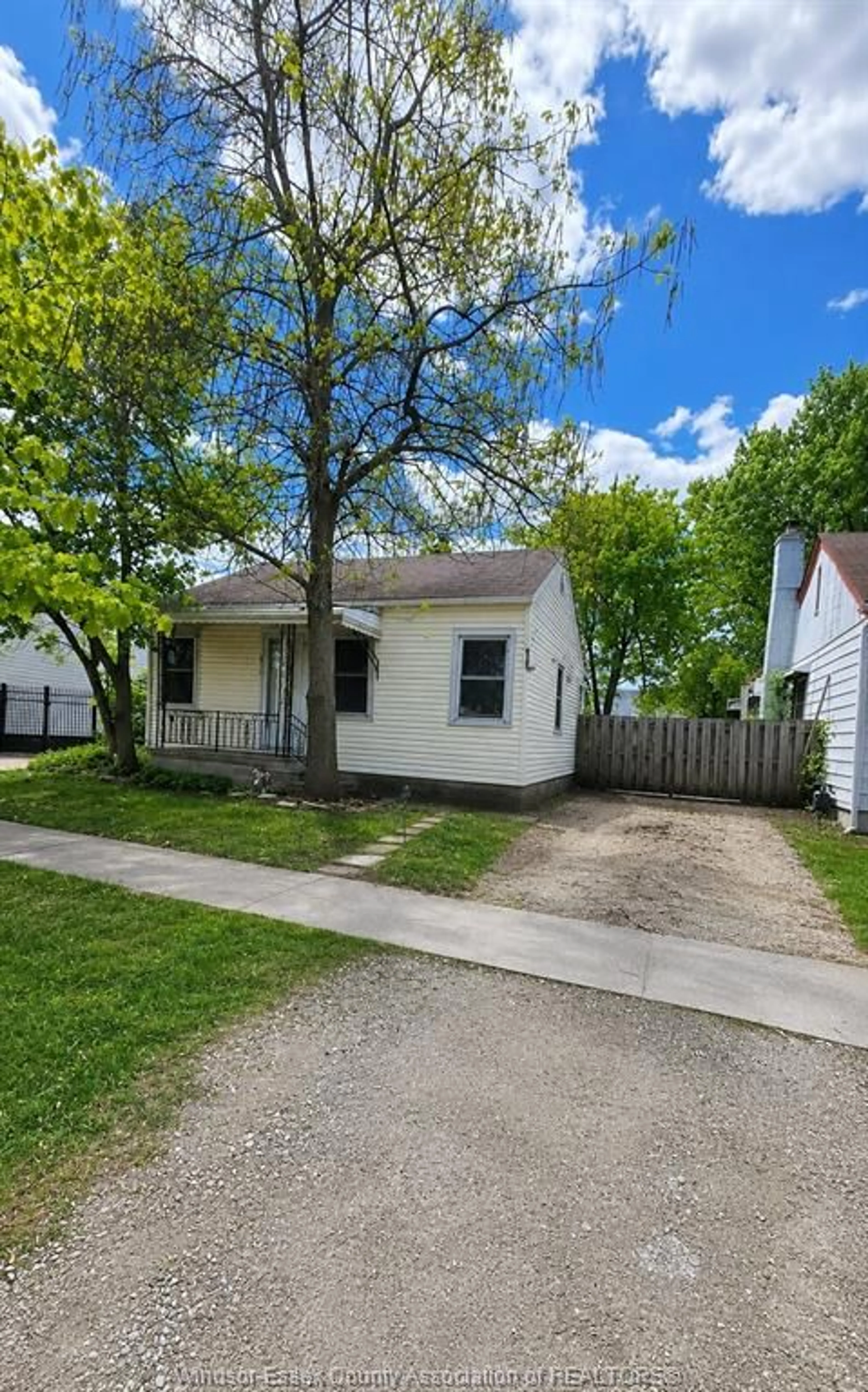 A pic from outside/outdoor area/front of a property/back of a property/a pic from drone, street for 2215 FOREST Ave, Windsor Ontario N8W 2G7