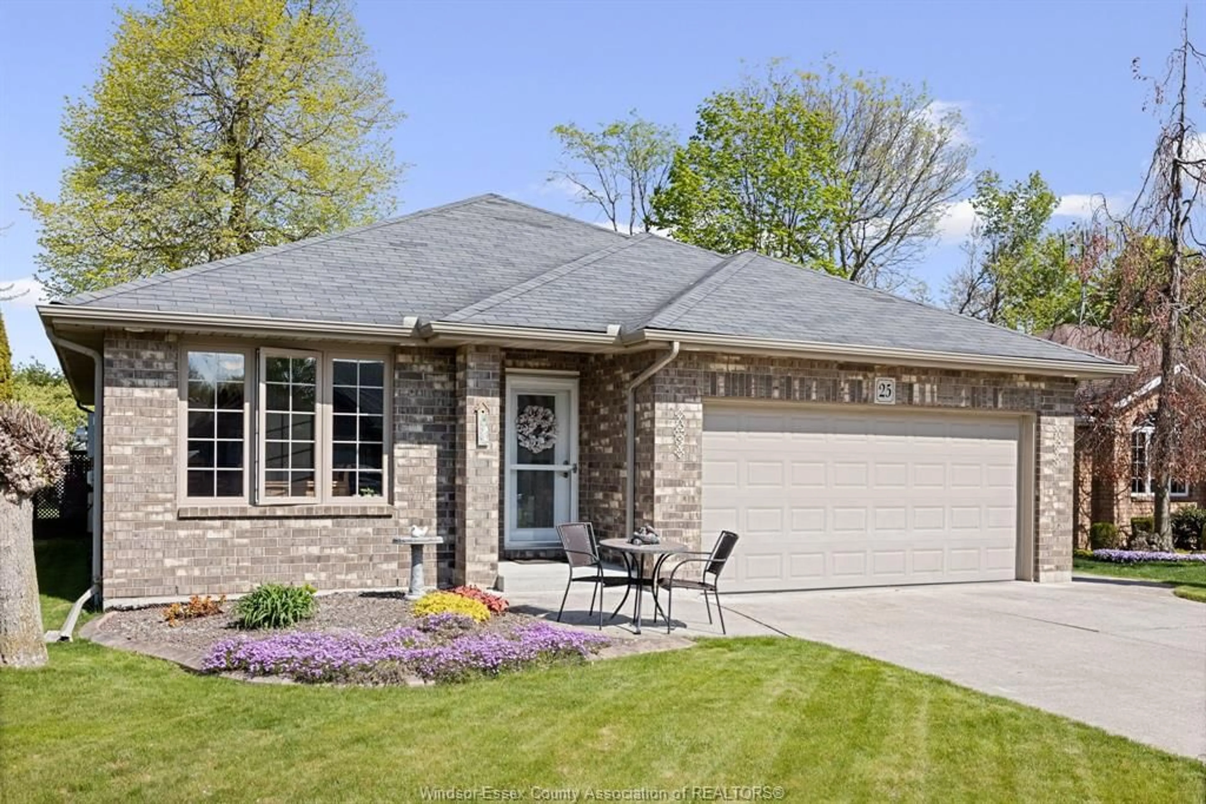 Home with brick exterior material, street for 25 GOLFVIEW Dr, Kingsville Ontario N9Y 4E3