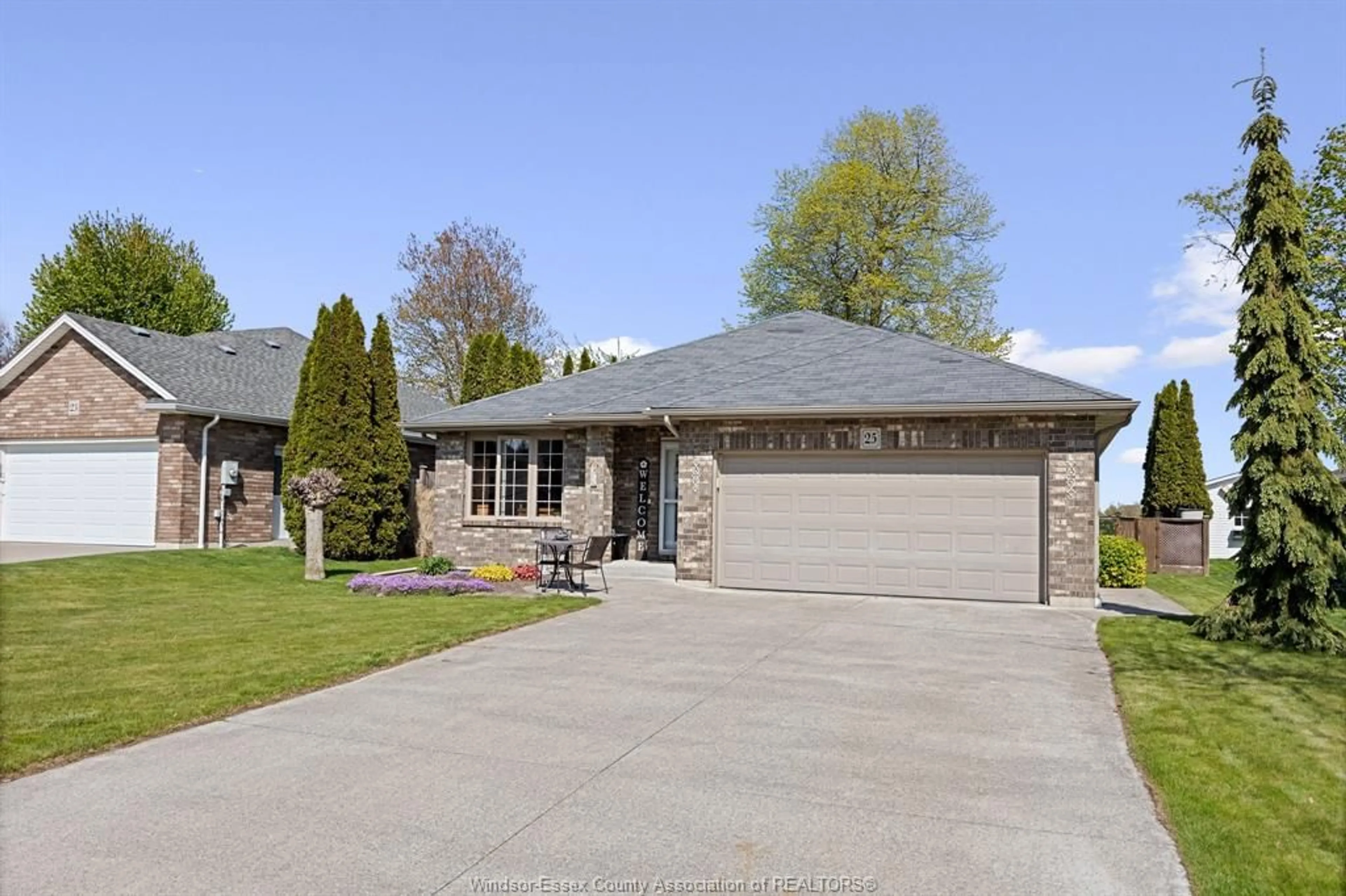 Home with brick exterior material, street for 25 GOLFVIEW Dr, Kingsville Ontario N9Y 4E3