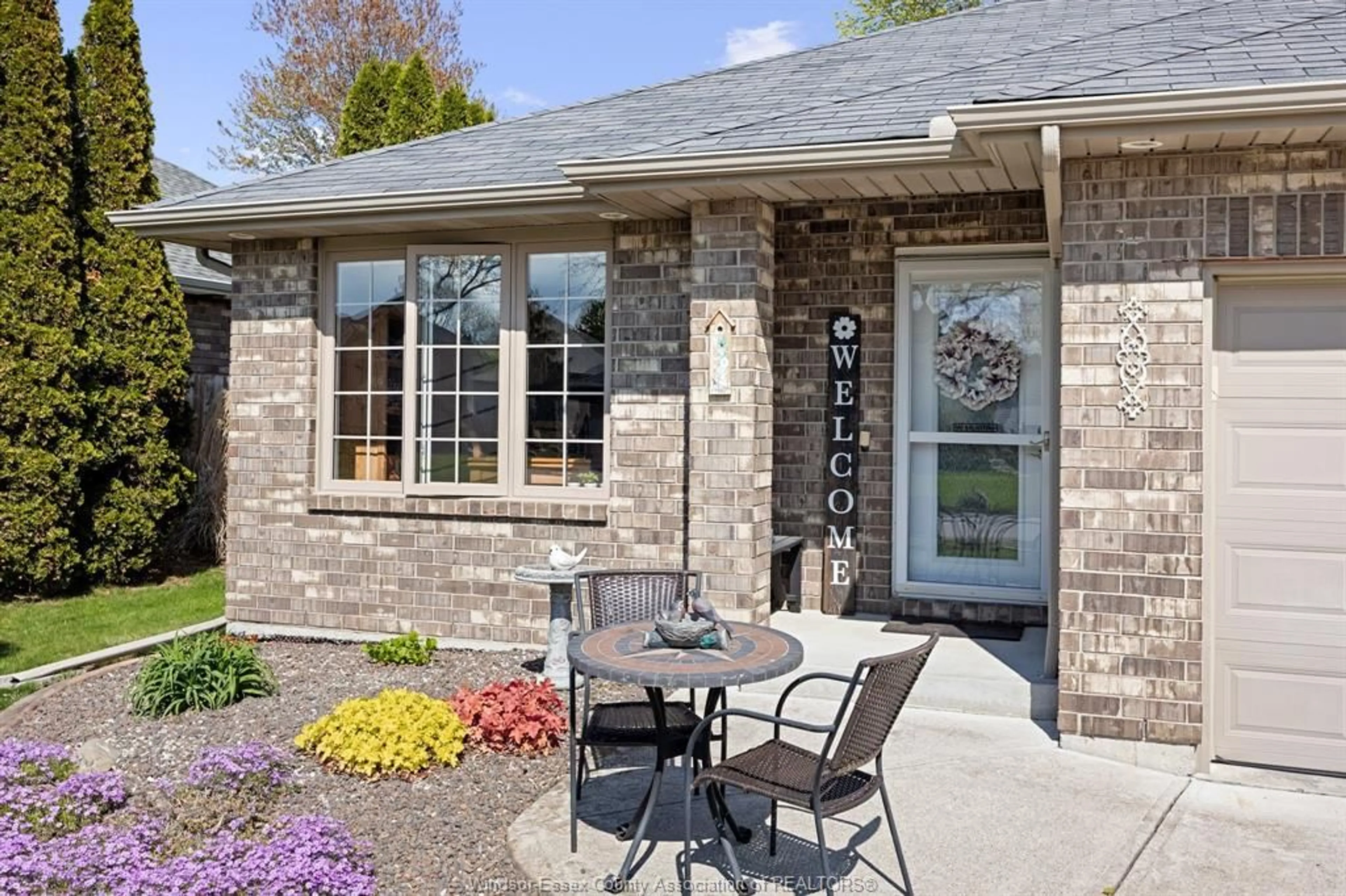 Home with brick exterior material, street for 25 GOLFVIEW Dr, Kingsville Ontario N9Y 4E3