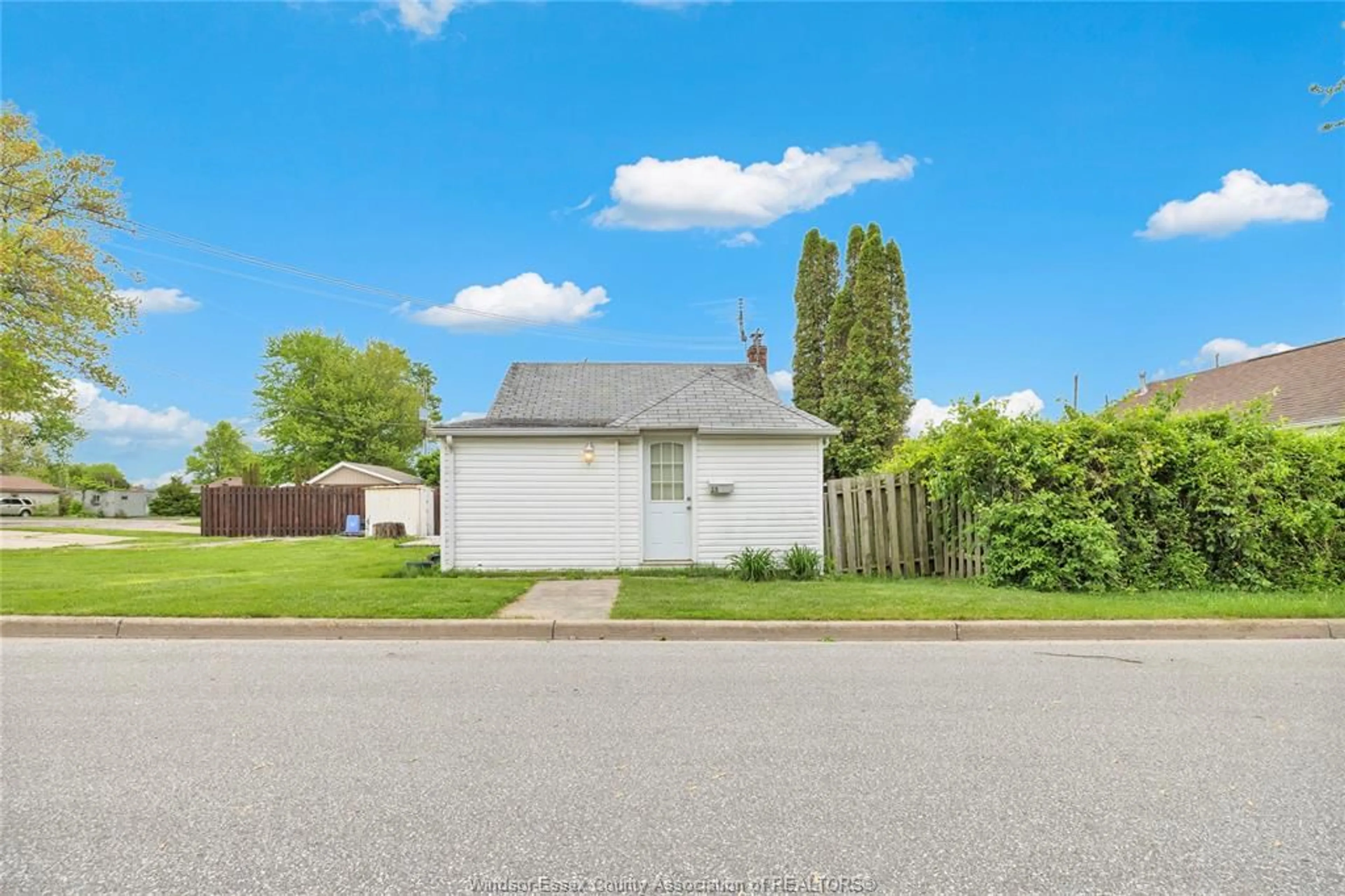 A pic from outside/outdoor area/front of a property/back of a property/a pic from drone, street for 23 Bayview Place, Leamington Ontario N8H 3E8