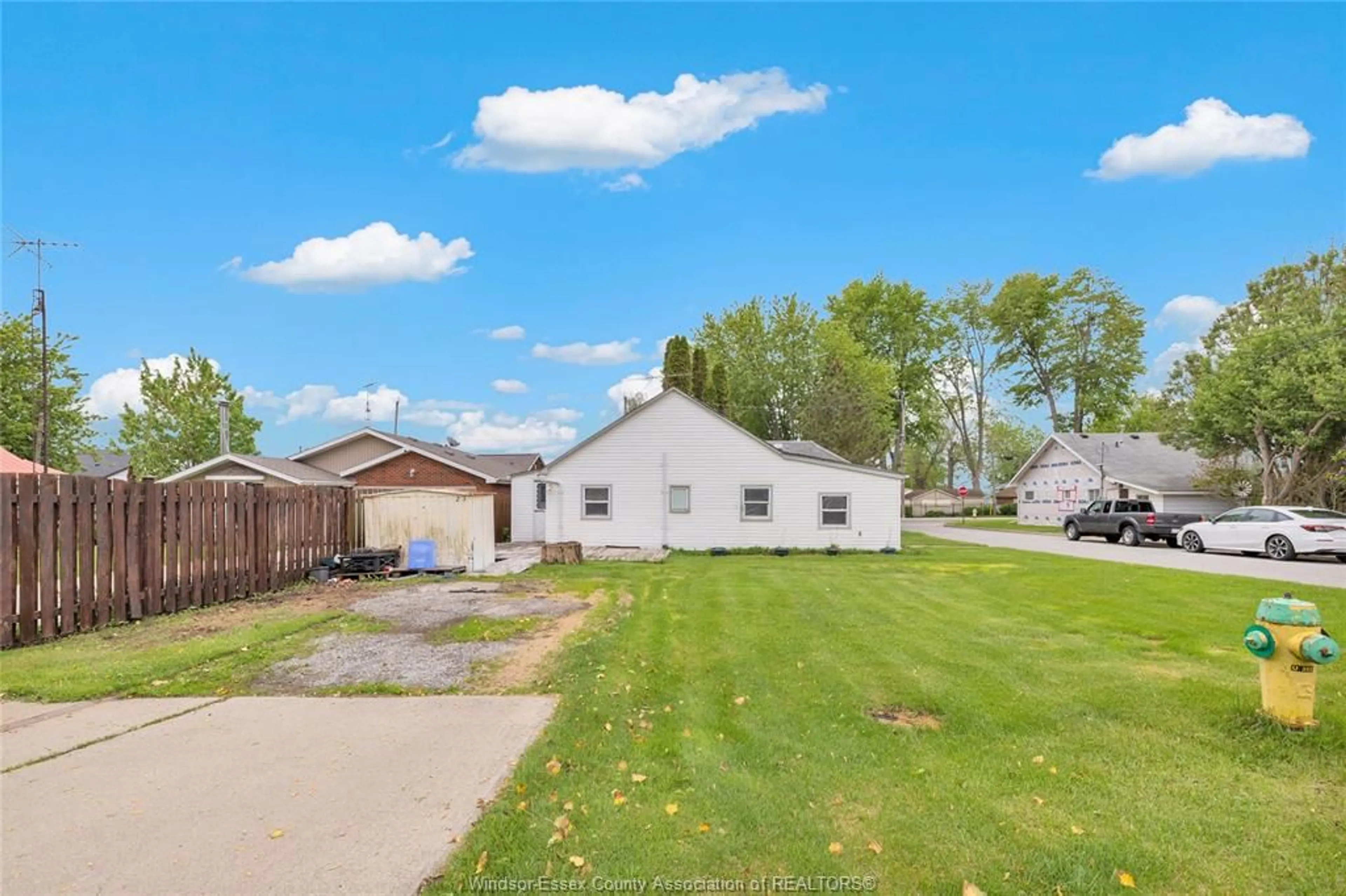 A pic from outside/outdoor area/front of a property/back of a property/a pic from drone, street for 23 Bayview Place, Leamington Ontario N8H 3E8