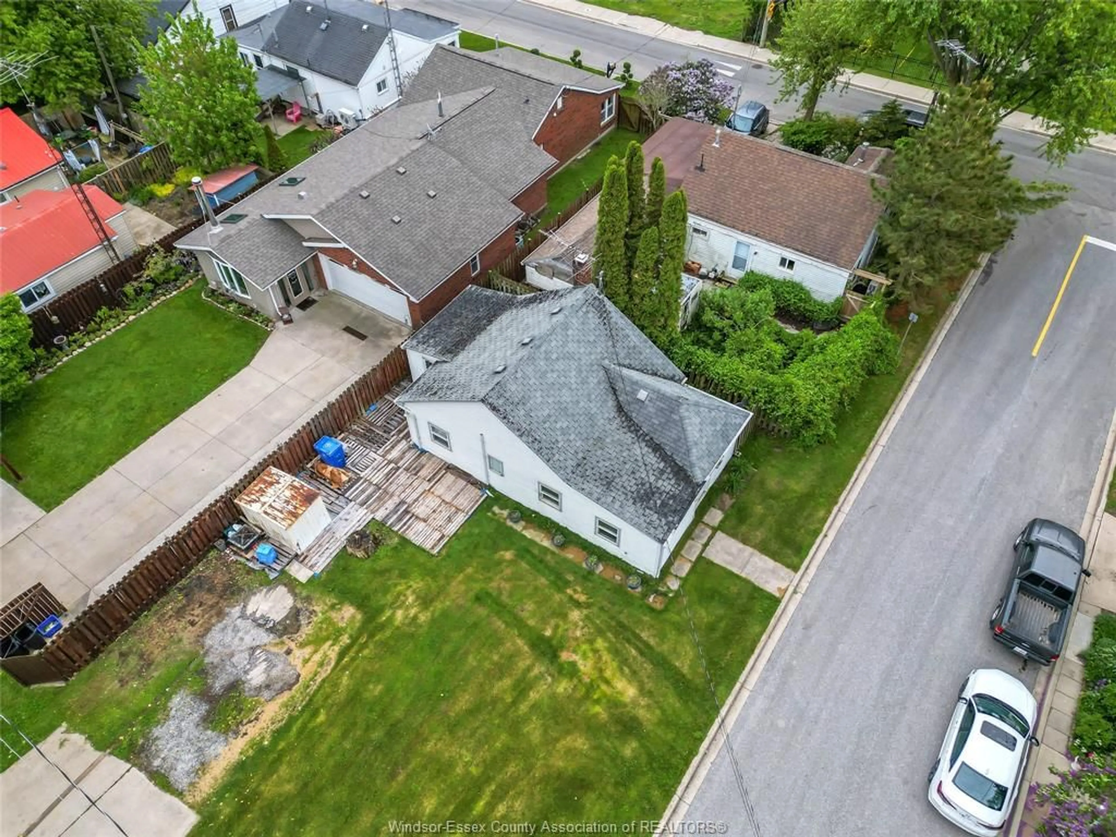 A pic from outside/outdoor area/front of a property/back of a property/a pic from drone, street for 23 Bayview Place, Leamington Ontario N8H 3E8