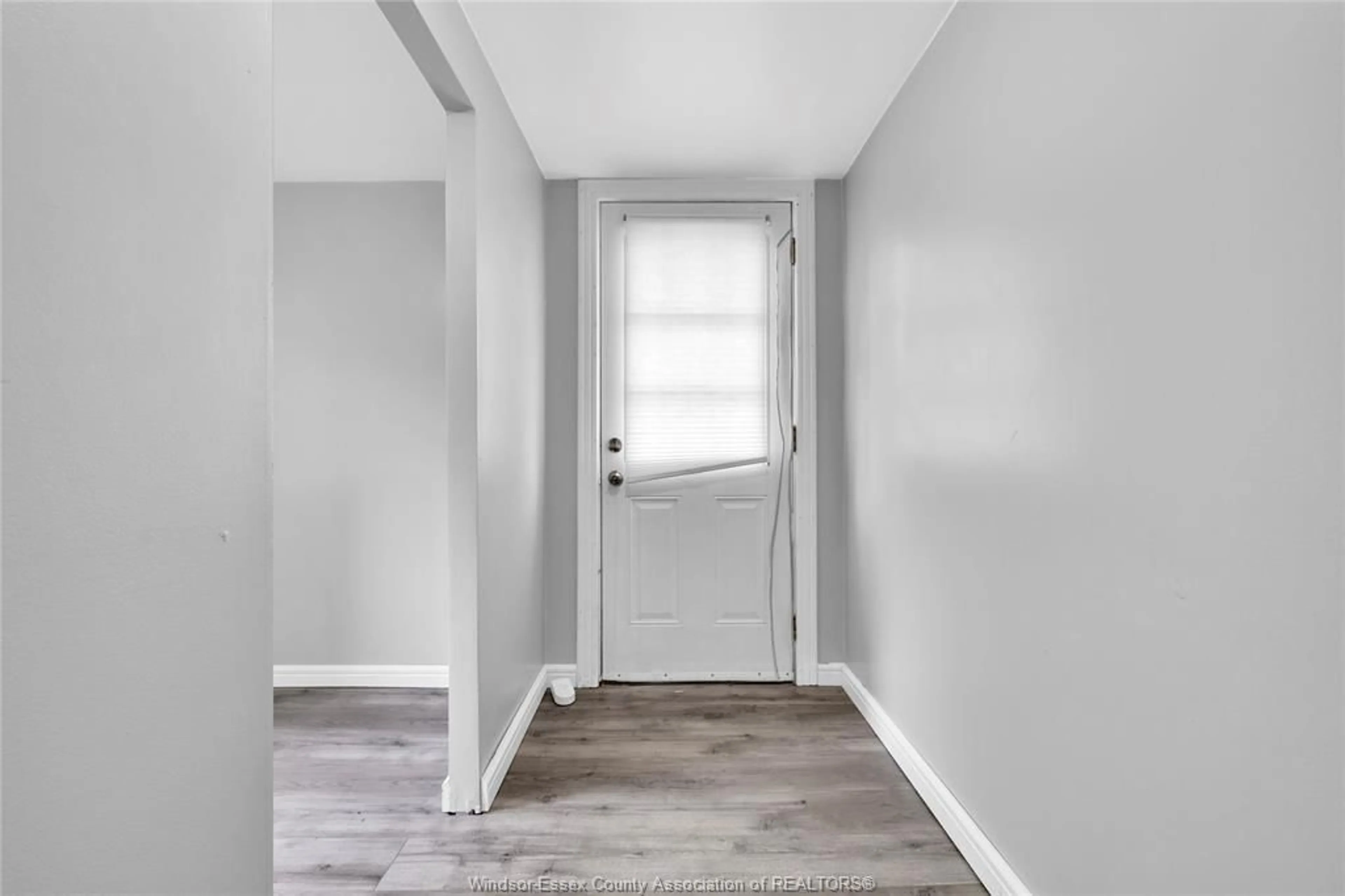 Indoor entryway for 23 Bayview Place, Leamington Ontario N8H 3E8