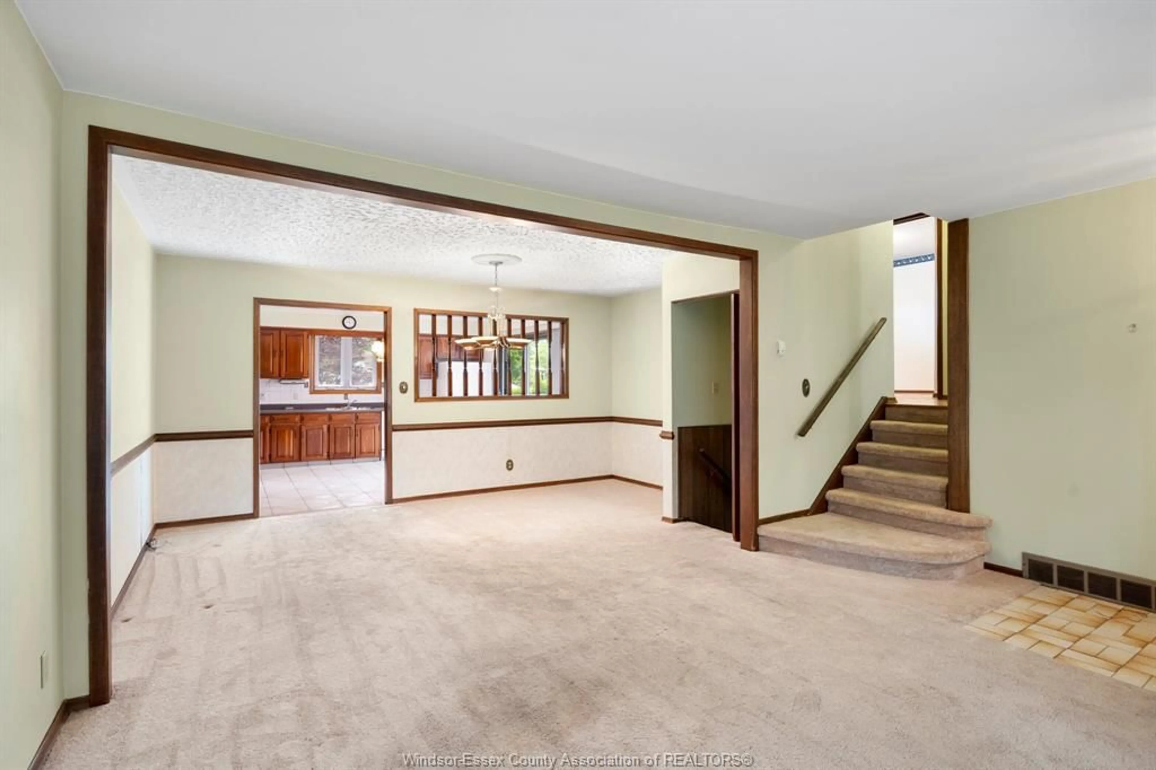 Indoor foyer for 5649 BALDWIN, Windsor Ontario N8T 1L7