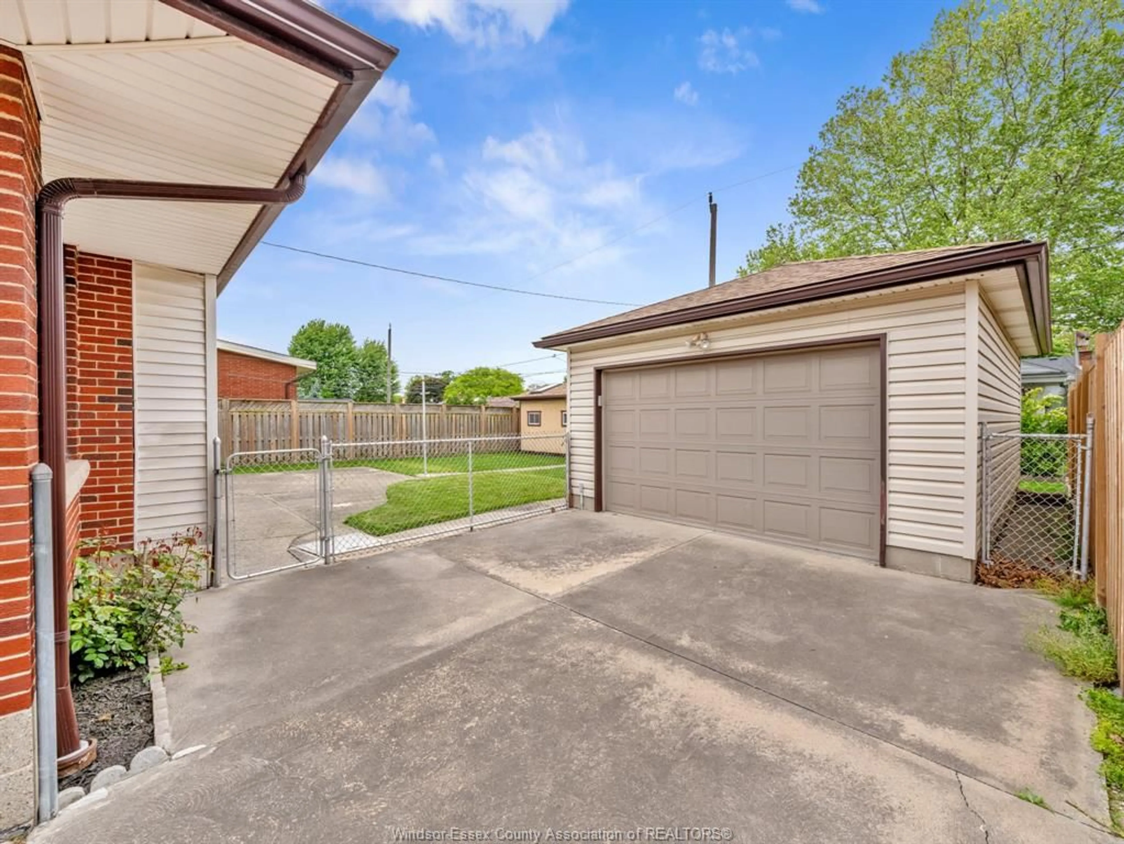 A pic from outside/outdoor area/front of a property/back of a property/a pic from drone, street for 3756 ROSEMOUNT Ave, Windsor Ontario N9C 2E5