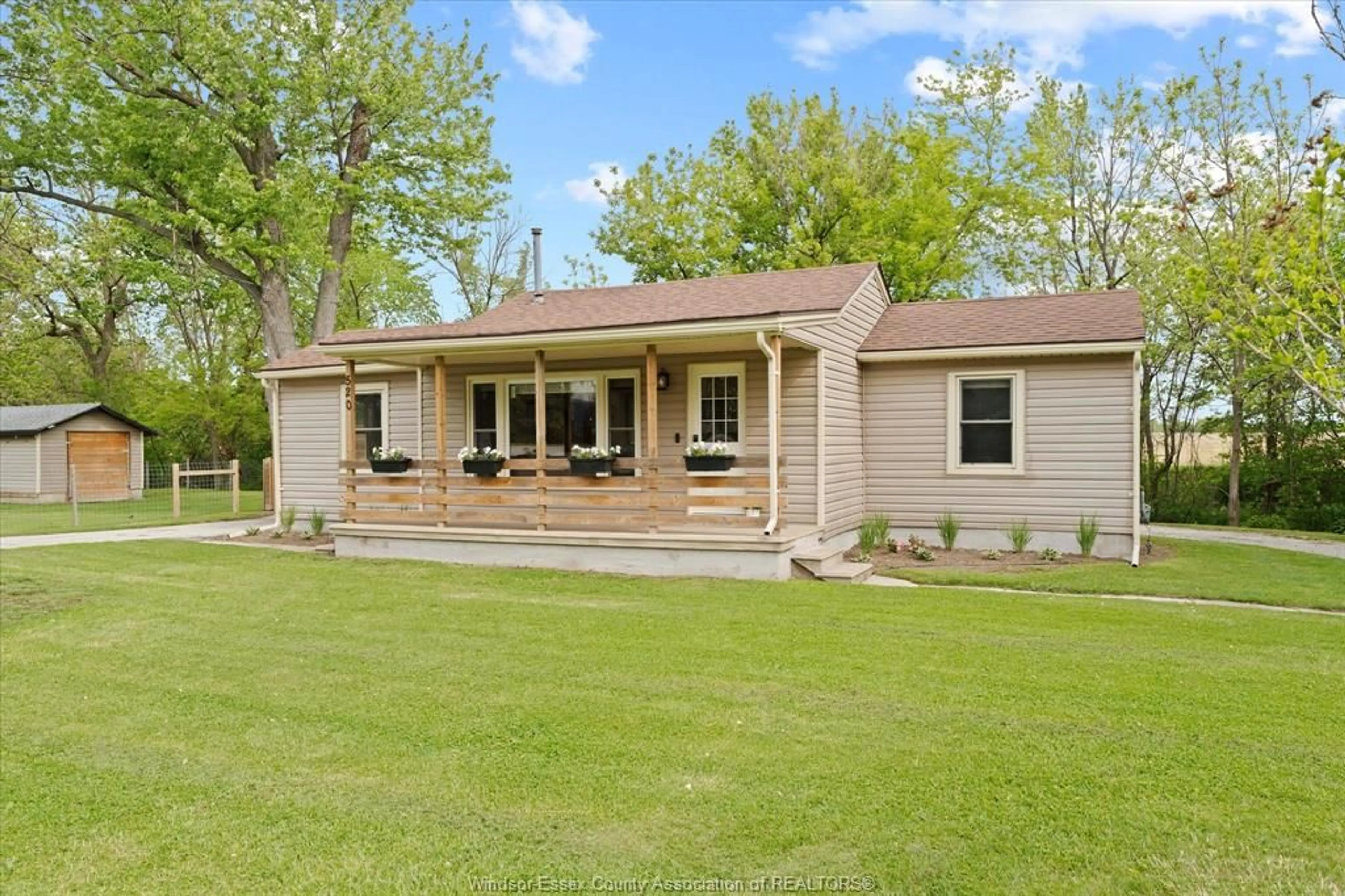 Home with vinyl exterior material, unknown for 520 ROAD 2 WEST, Kingsville Ontario N9Y 2E4