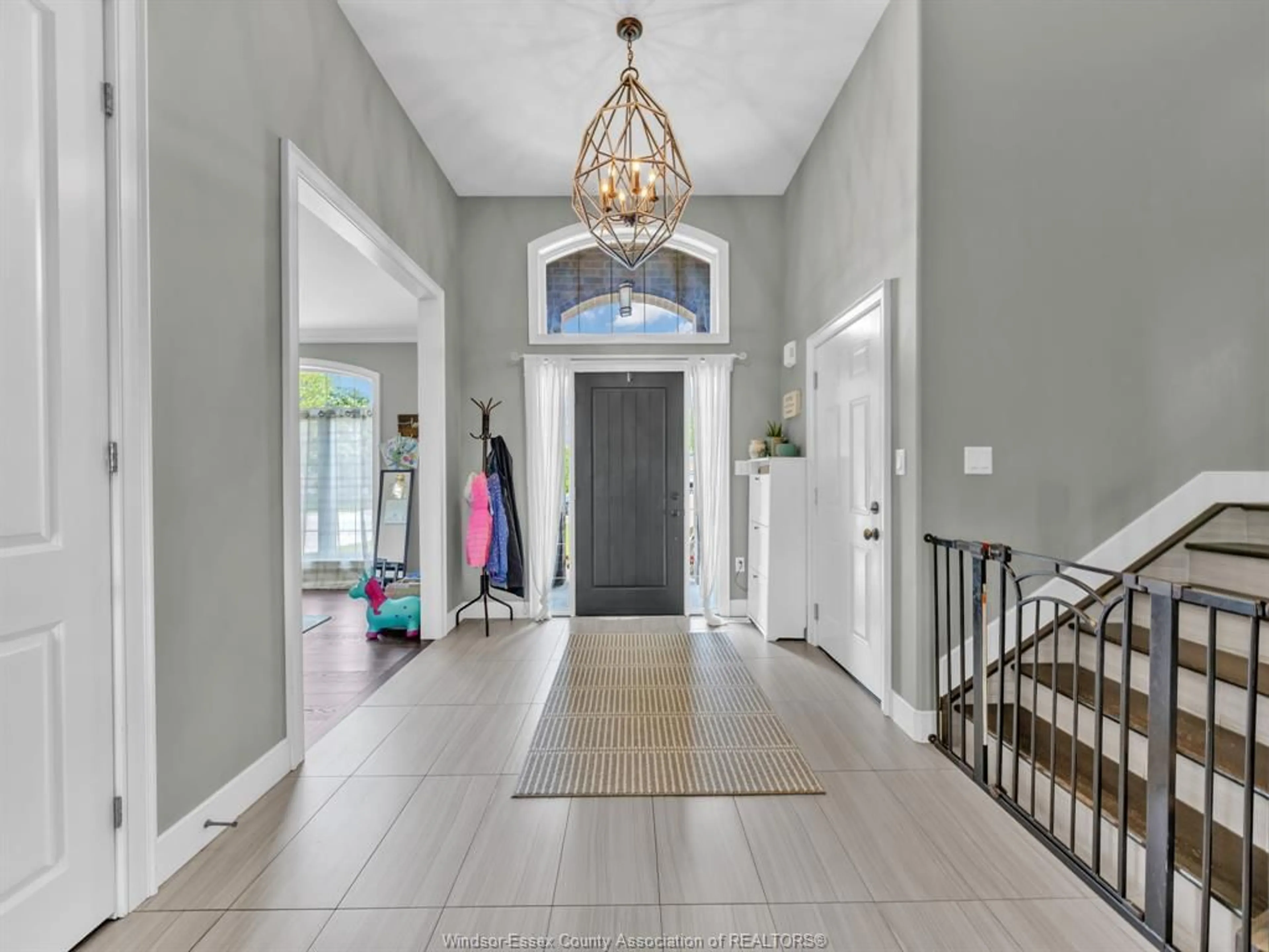 Indoor entryway for 863 SOUTHWOOD Dr, Lakeshore Ontario N0R 1A0