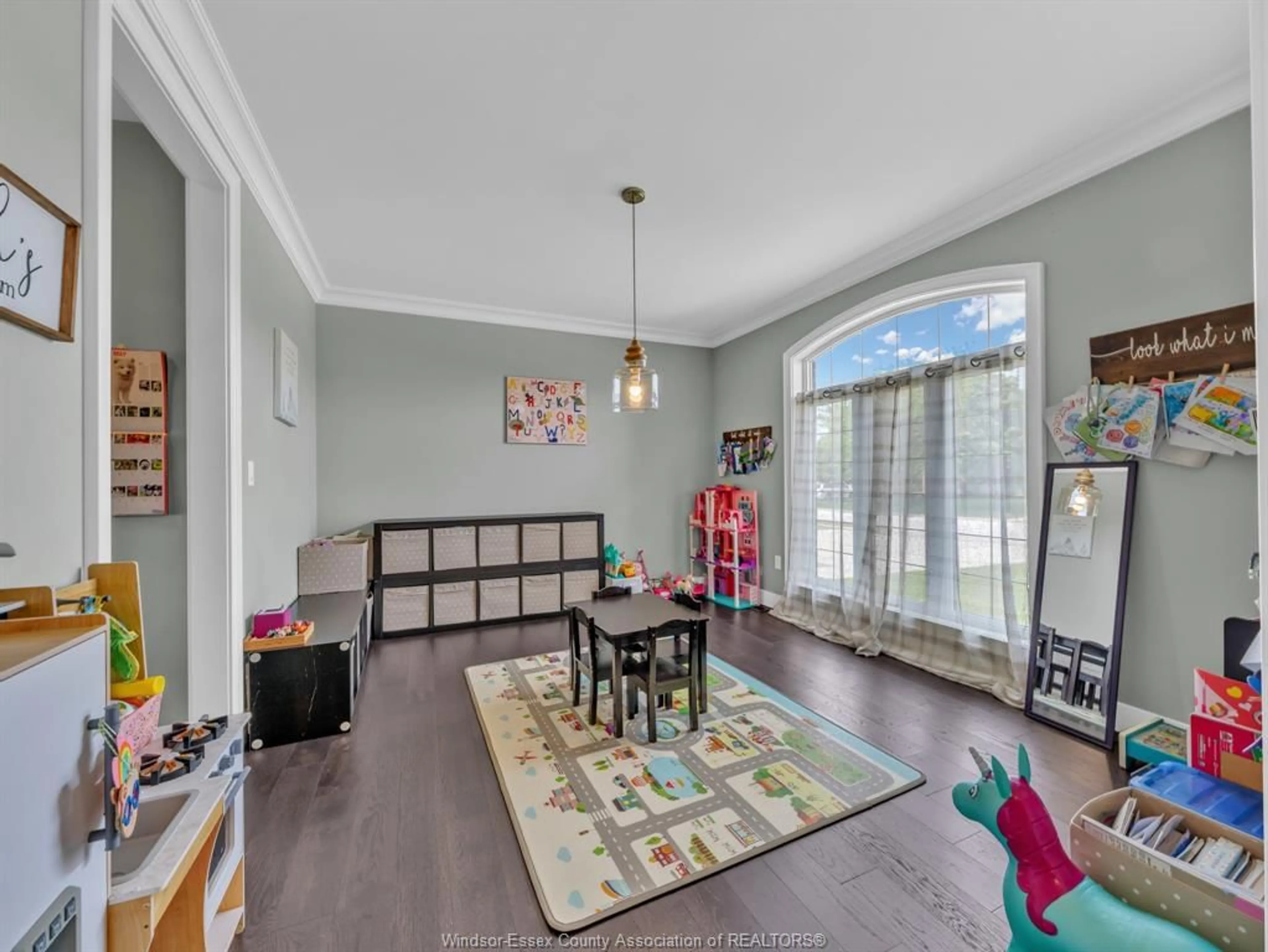 Living room with furniture, wood/laminate floor for 863 SOUTHWOOD Dr, Lakeshore Ontario N0R 1A0