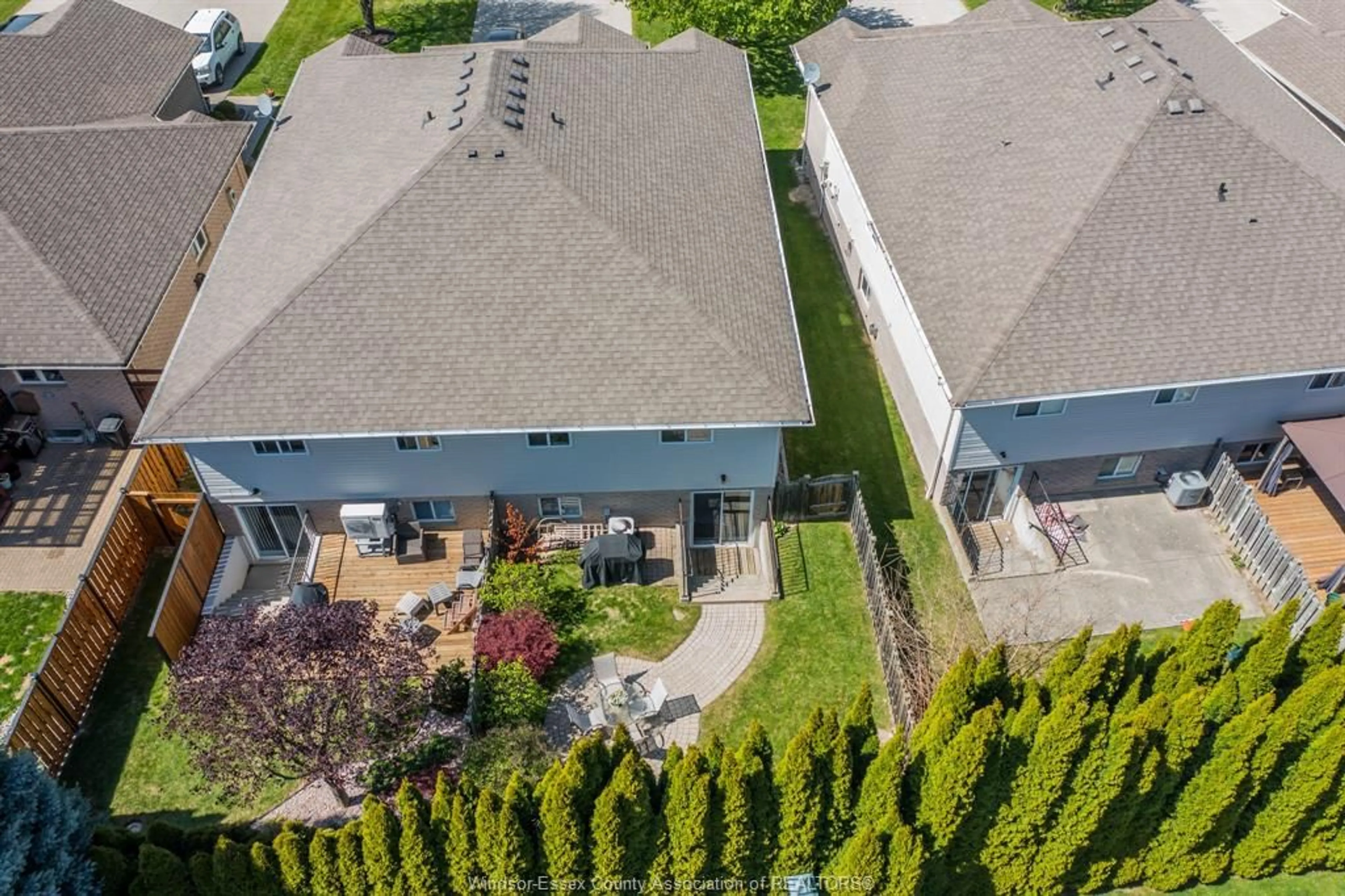 A pic from outside/outdoor area/front of a property/back of a property/a pic from drone, unknown for 22 VILLA Crt, Chatham Ontario N7L 5P5
