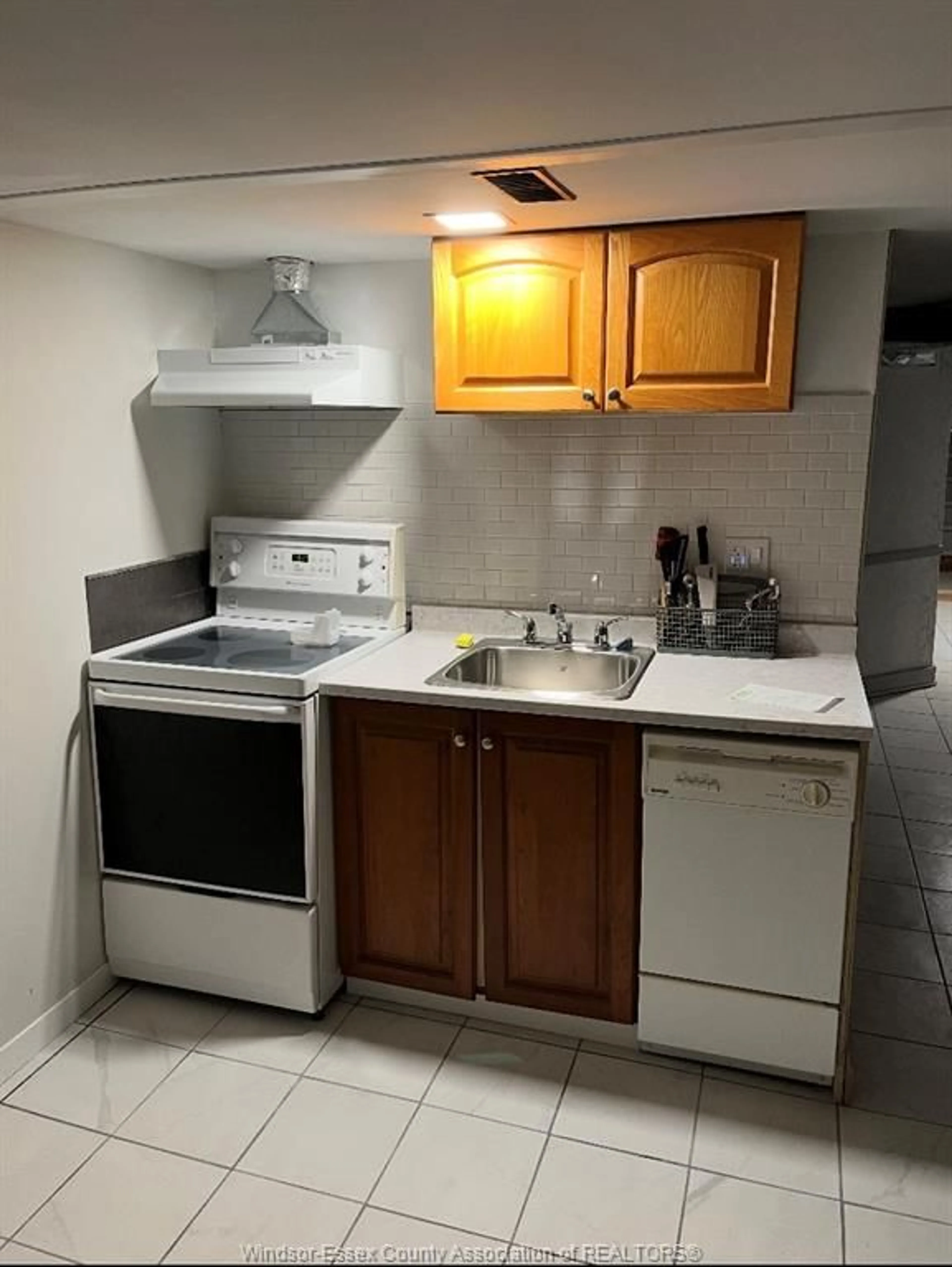 Standard kitchen, unknown for 1204 WIGLE Ave, Windsor Ontario N9C 3N1