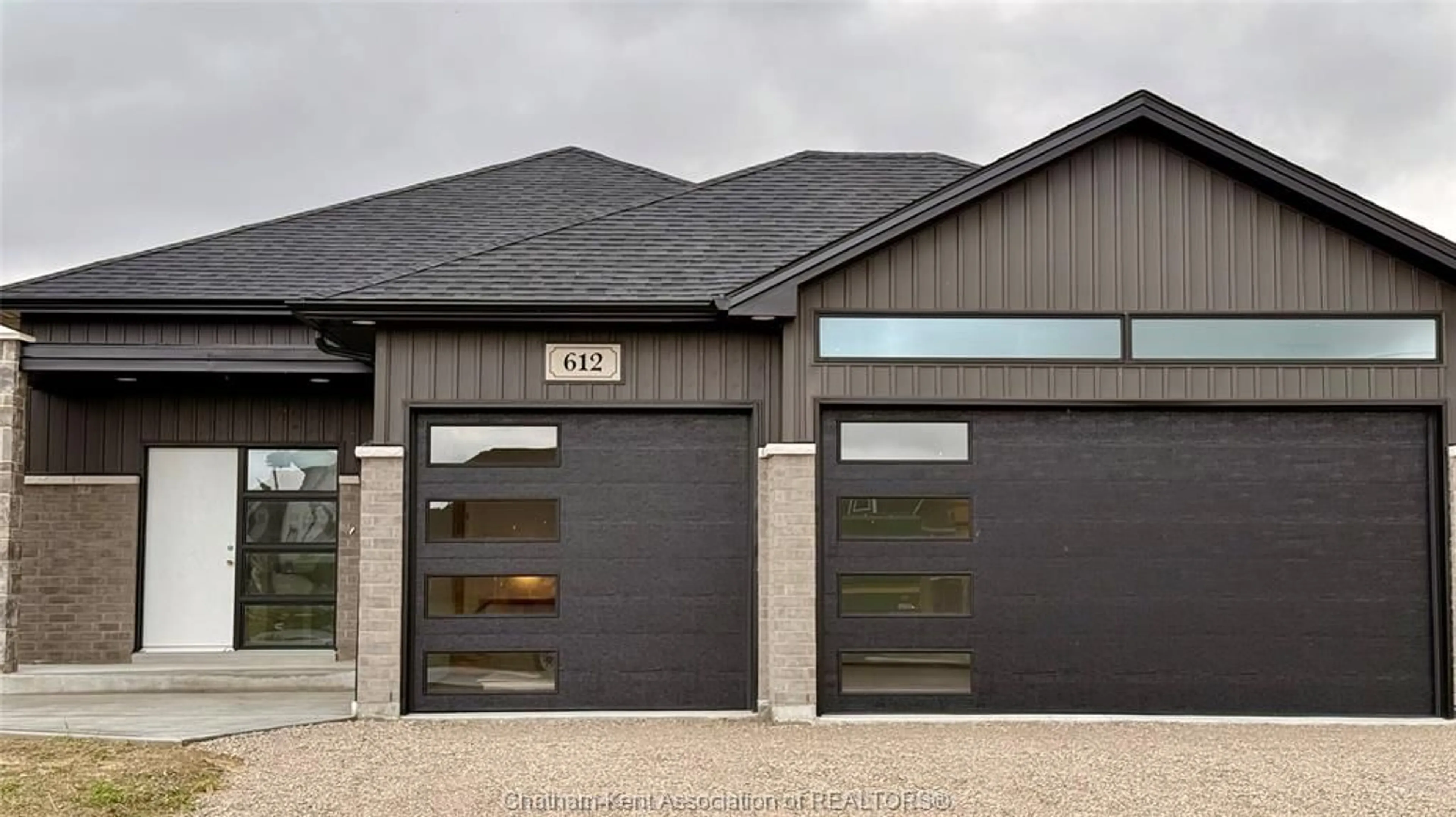 Indoor garage for 612 INDIAN CREEK Rd, Chatham Ontario N7M 5J5