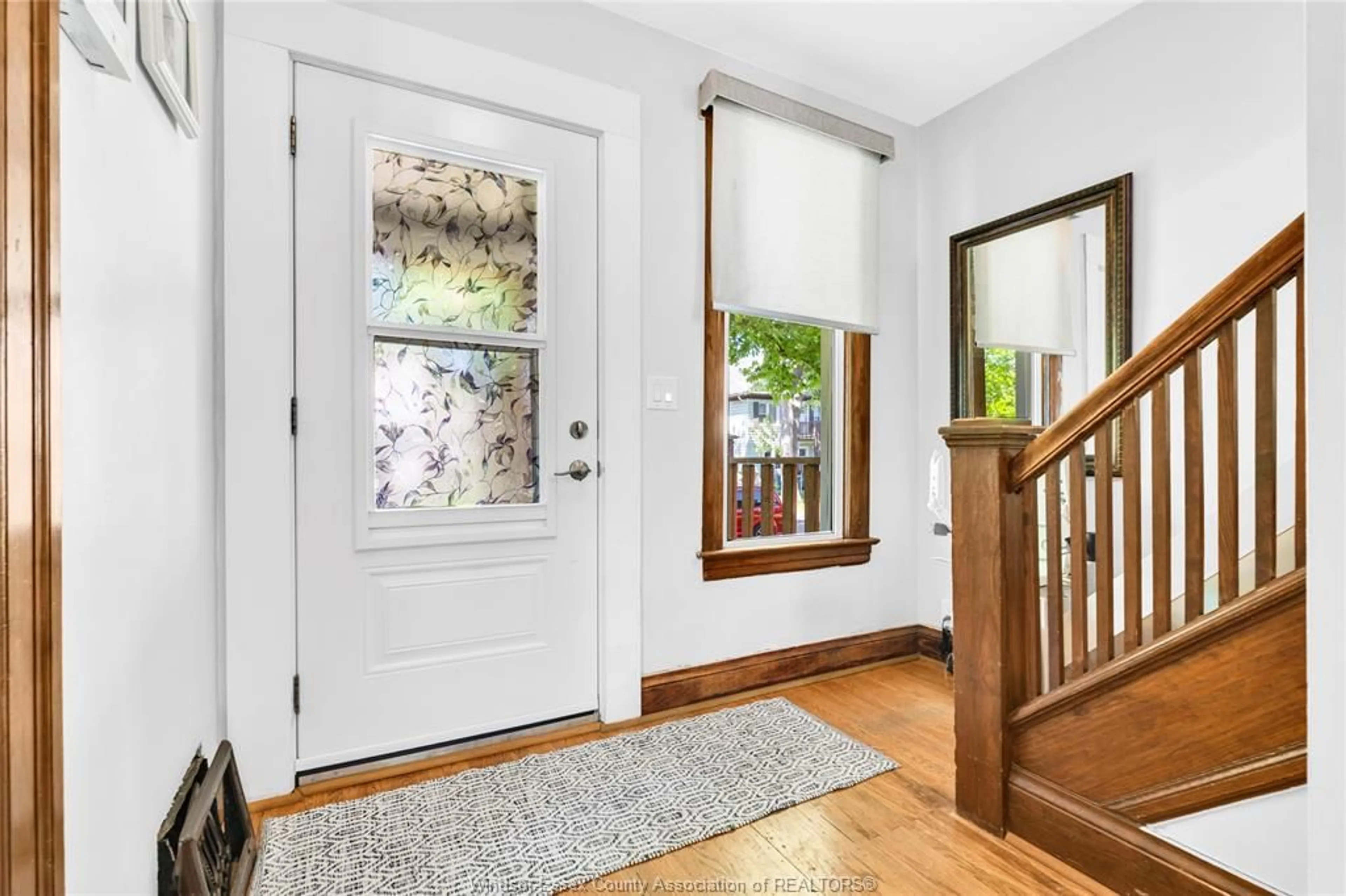 Indoor entryway for 712 GLADSTONE, Windsor Ontario N8A 2R2