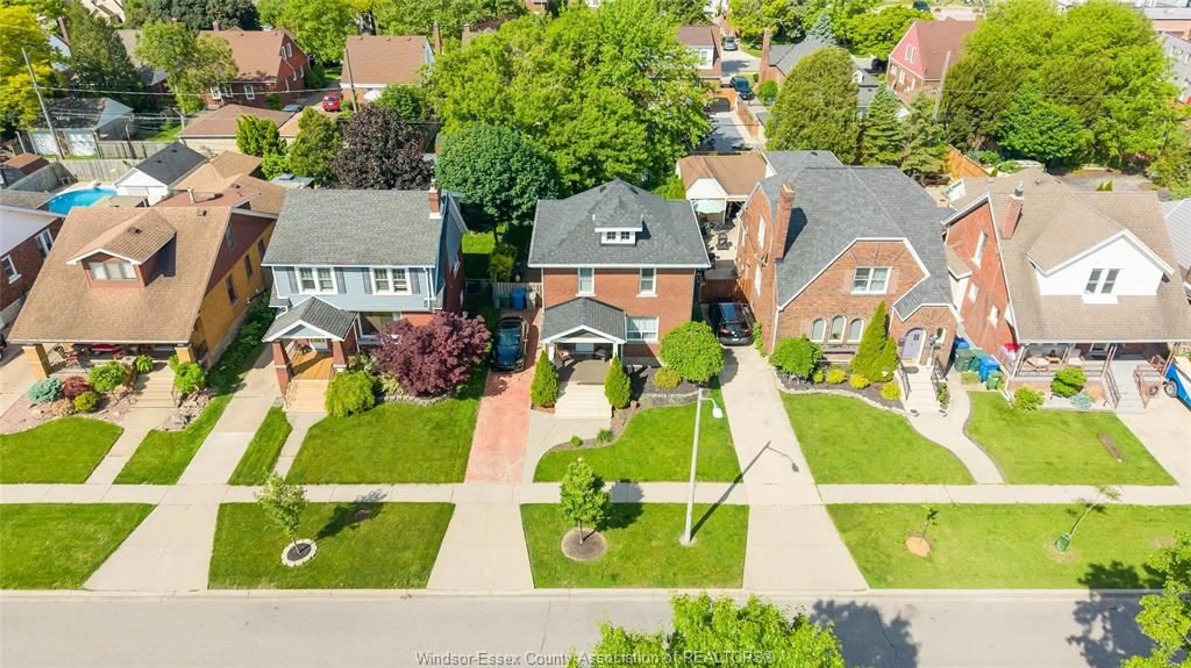 A pic from outside/outdoor area/front of a property/back of a property/a pic from drone, street for 2151 LINCOLN Rd, Windsor Ontario N8W 2P9