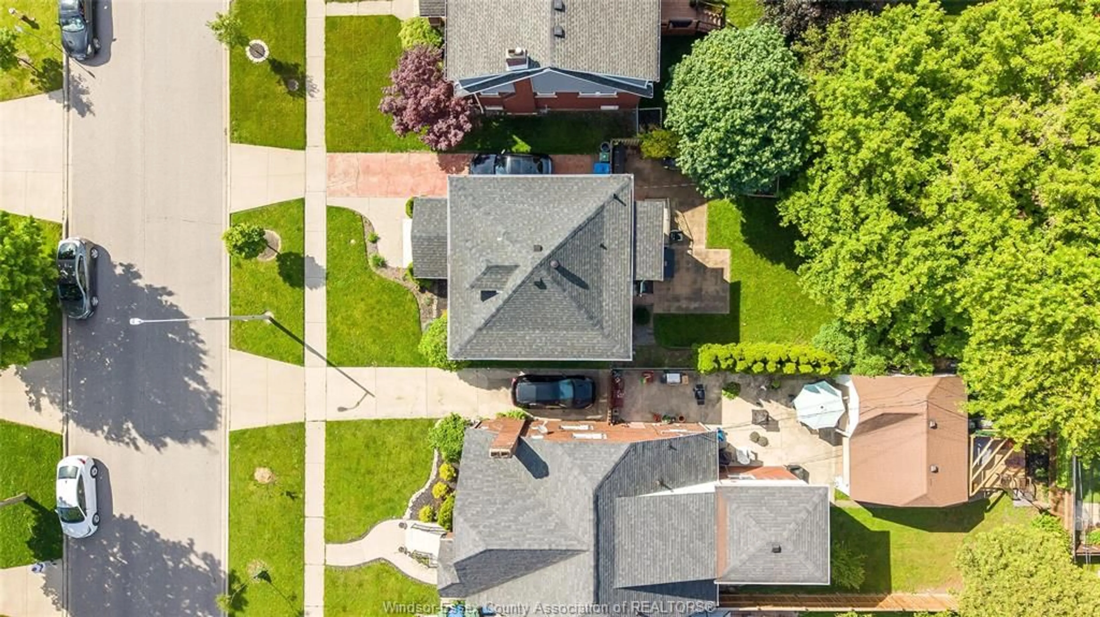 A pic from outside/outdoor area/front of a property/back of a property/a pic from drone, street for 2151 LINCOLN Rd, Windsor Ontario N8W 2P9